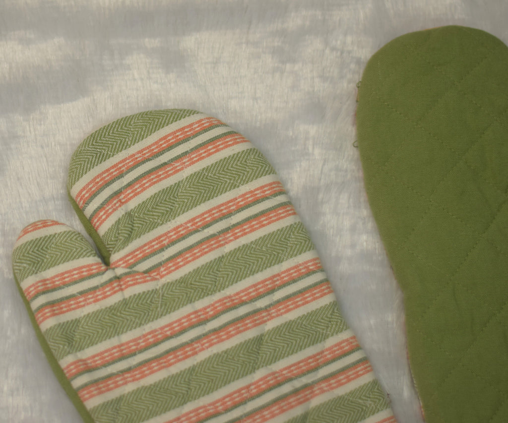 Green Quilted Cotton Oven Gloves - Kitchen Mitts (Set of 2) - View 3 - Cotton - Nushio