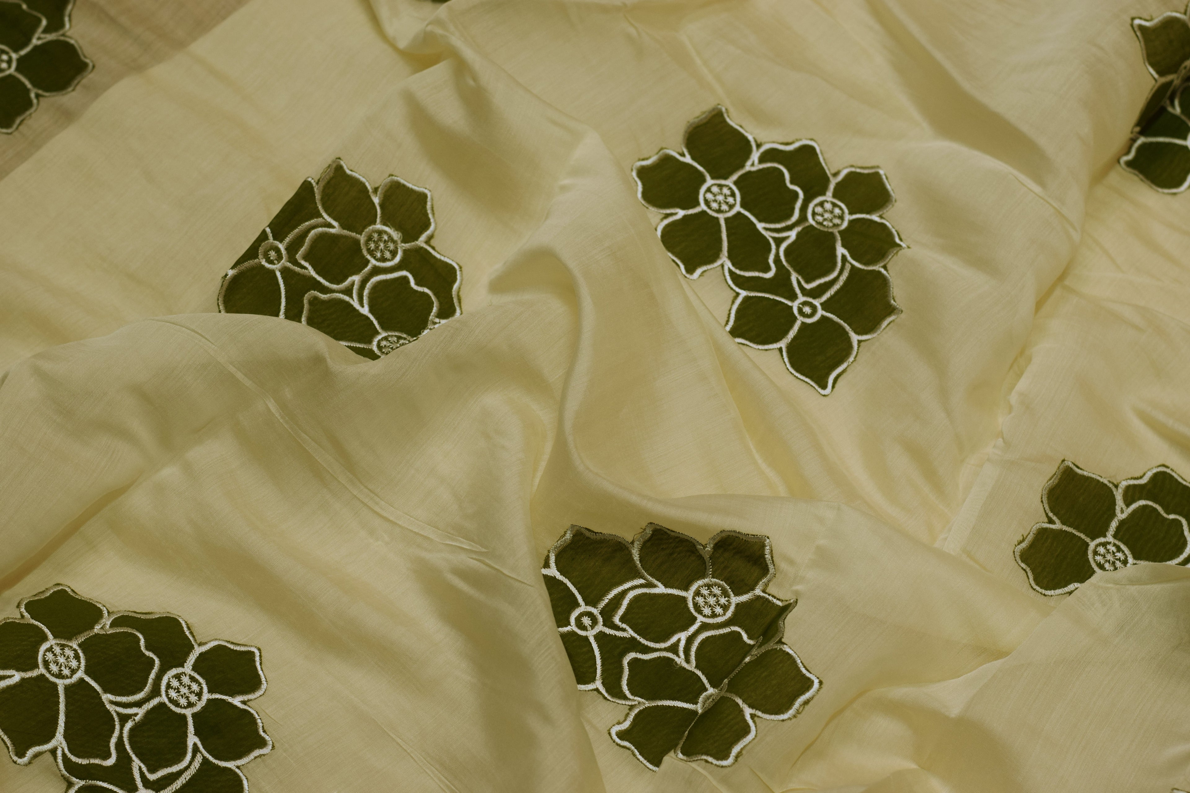 Mul Chandari Appliqué Work Top Material – Off White & Olive Green Floral Design | 44 Inch Width | 2.5 Meter Fabric