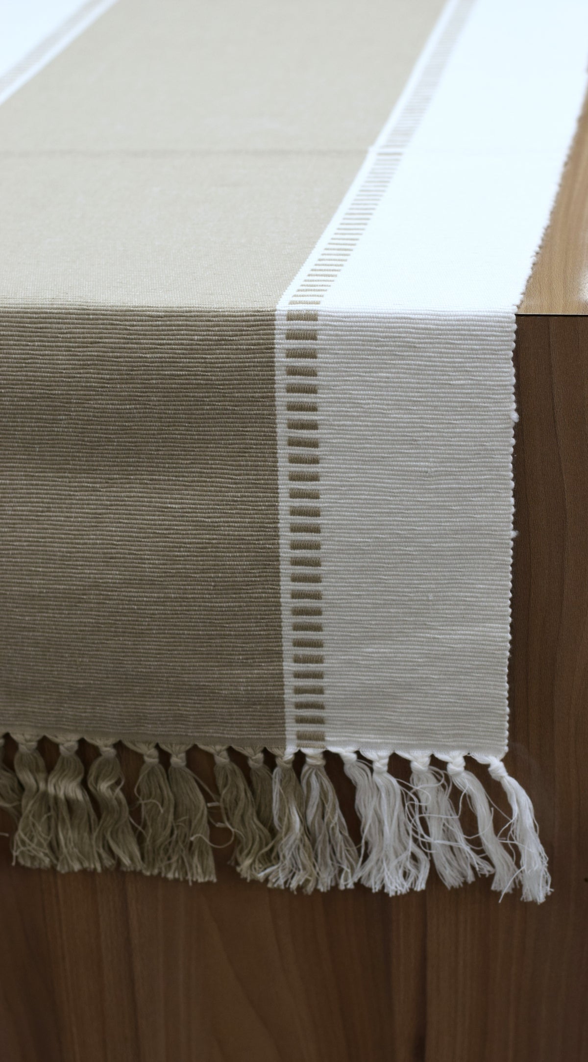 Elegant Beige & White Table Runner with Tassel Fringe – 190 x 40 cm