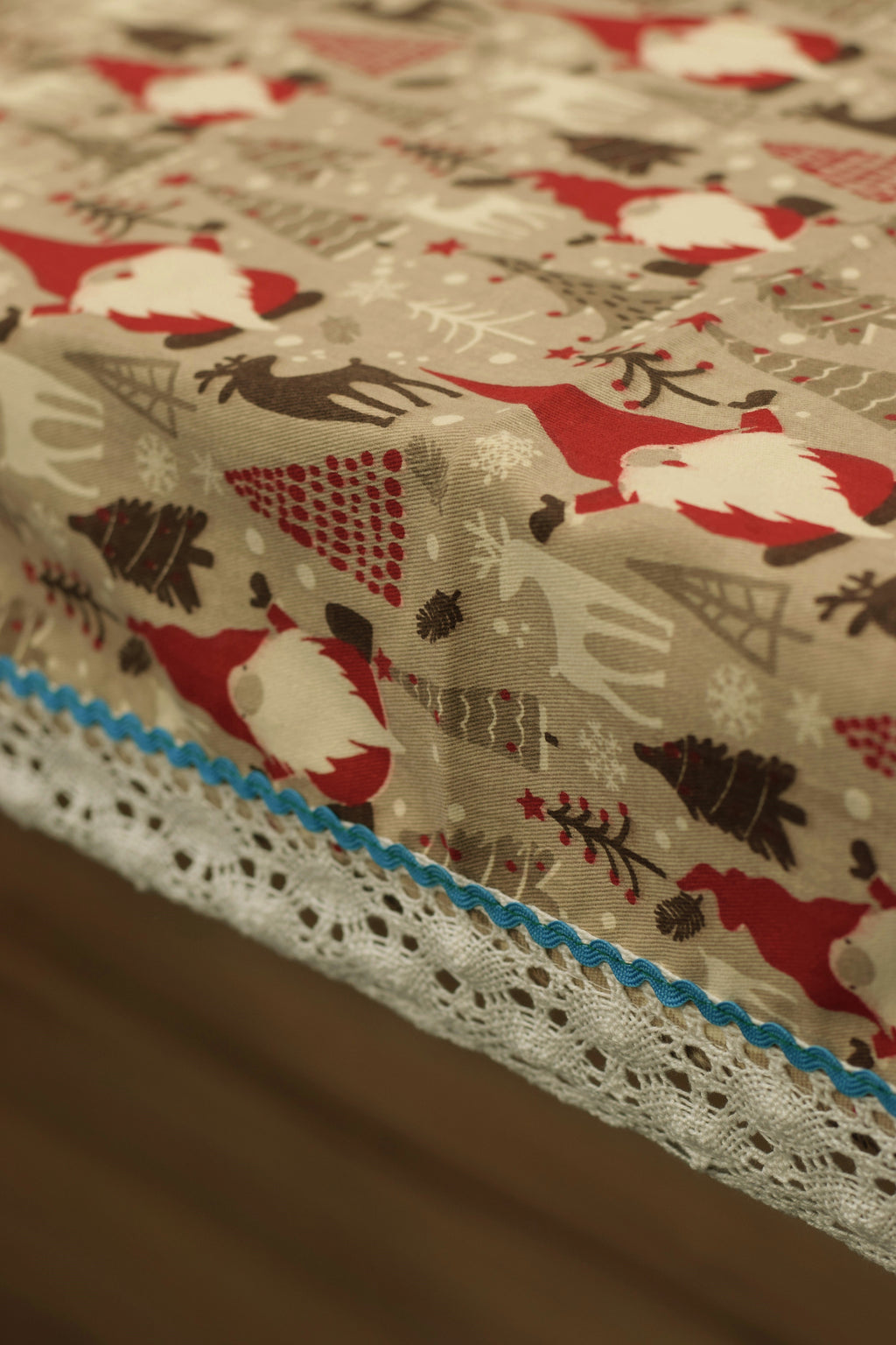 Festive Holiday Gnome Print Tablecloth with Elegant Lace Border – Nushio by Pulpel