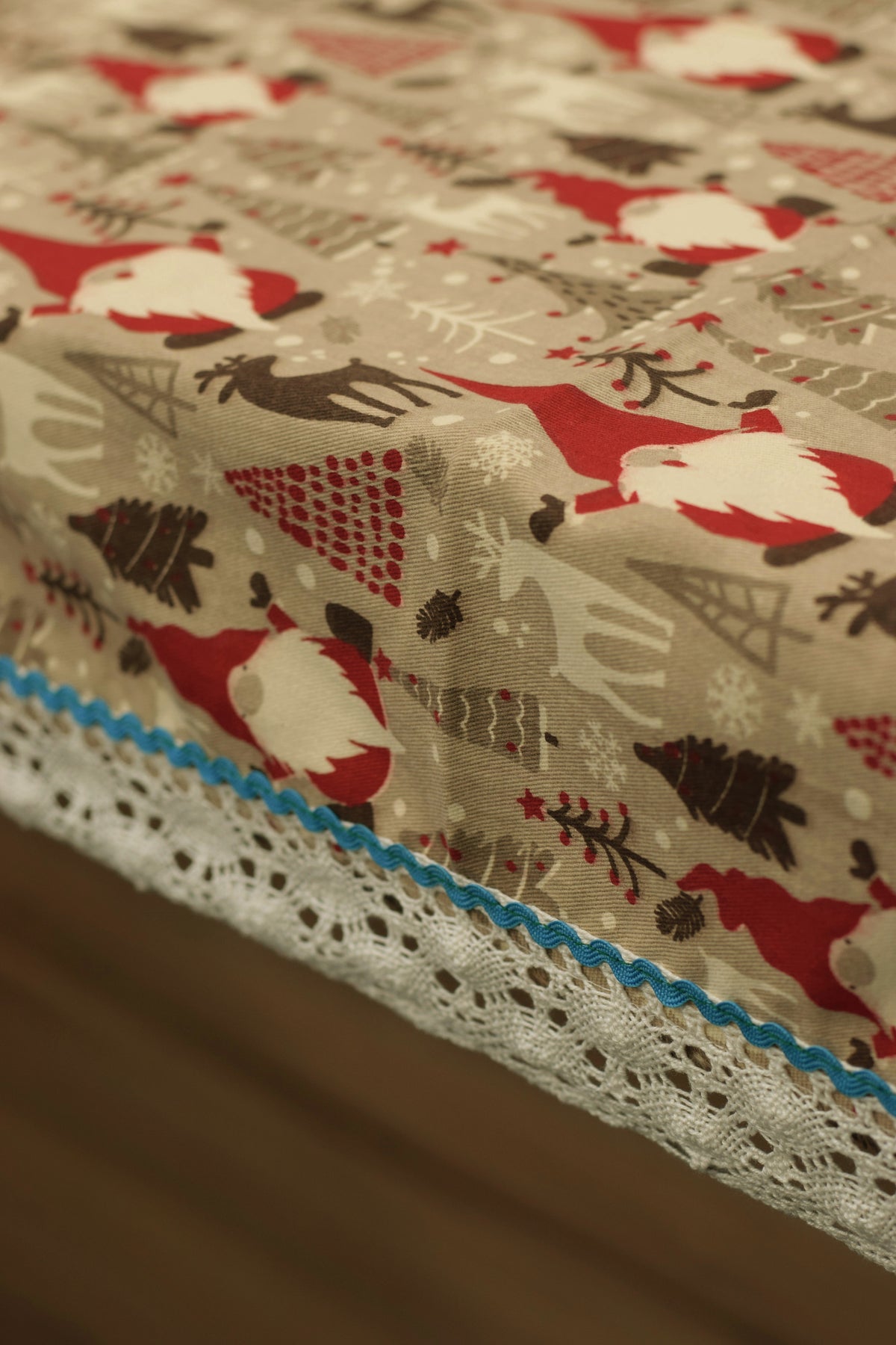 Festive Holiday Gnome Print Tablecloth with Elegant Lace Border – Nushio by Pulpel