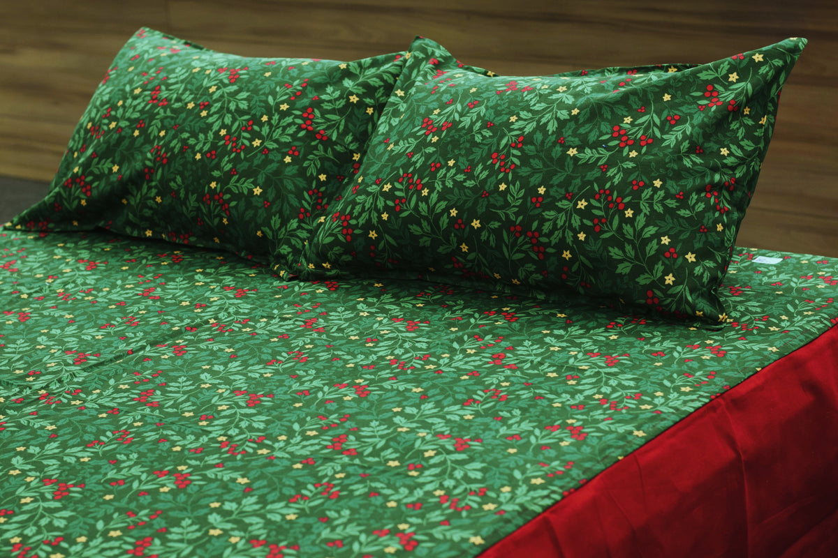 King Size Christmas Holly Print Bedspread – 100×110 Inches