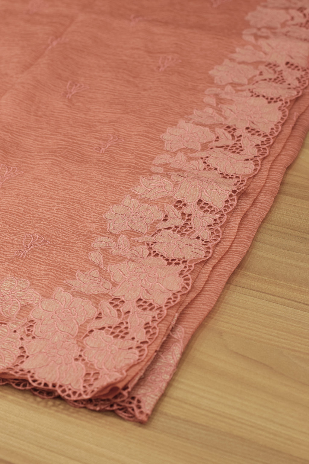 Elegant Crushed Organza Saree with Floral Lace Border – Premium Party & Occasion Wear