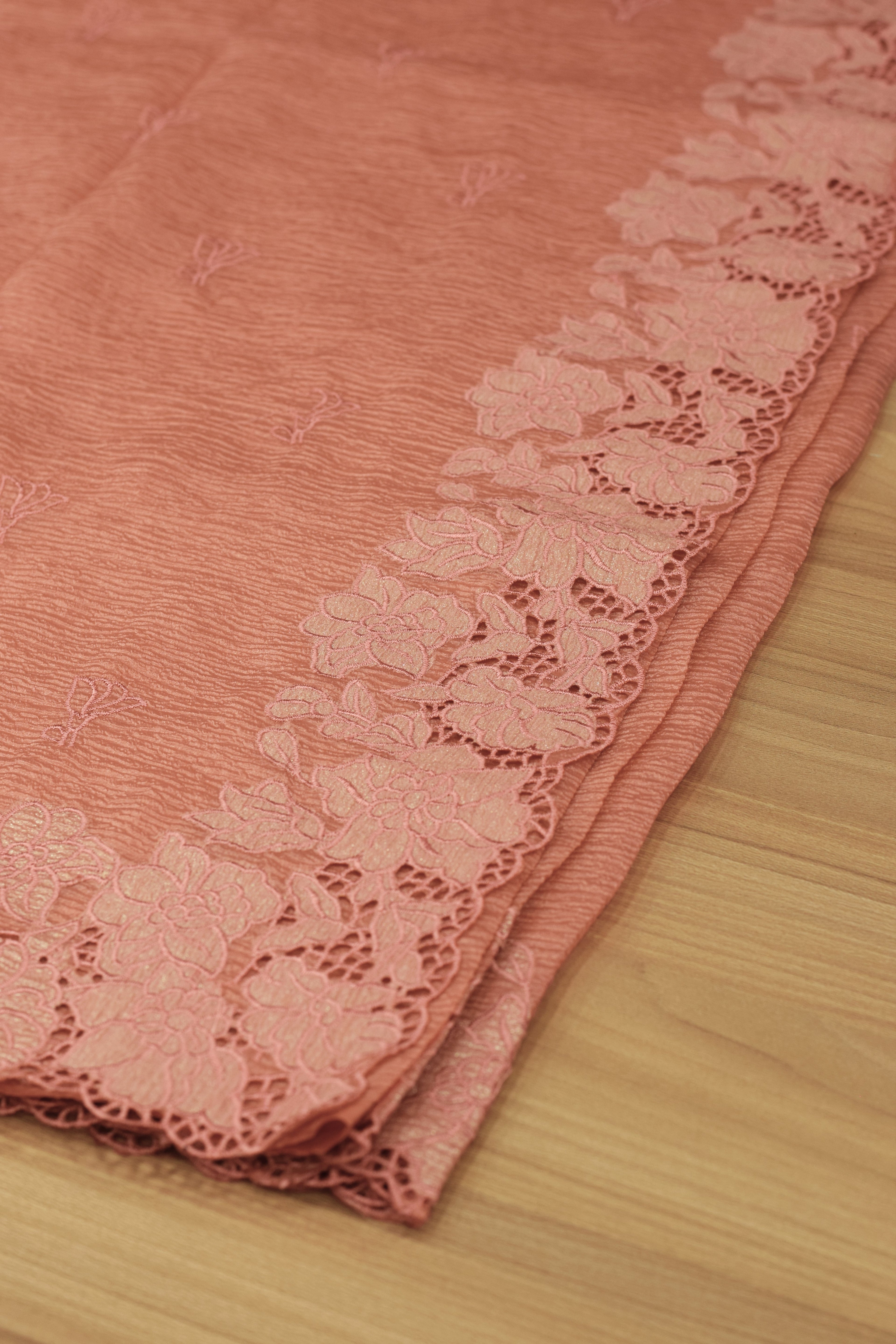 Elegant Crushed Organza Saree with Floral Lace Border – Premium Party & Occasion Wear