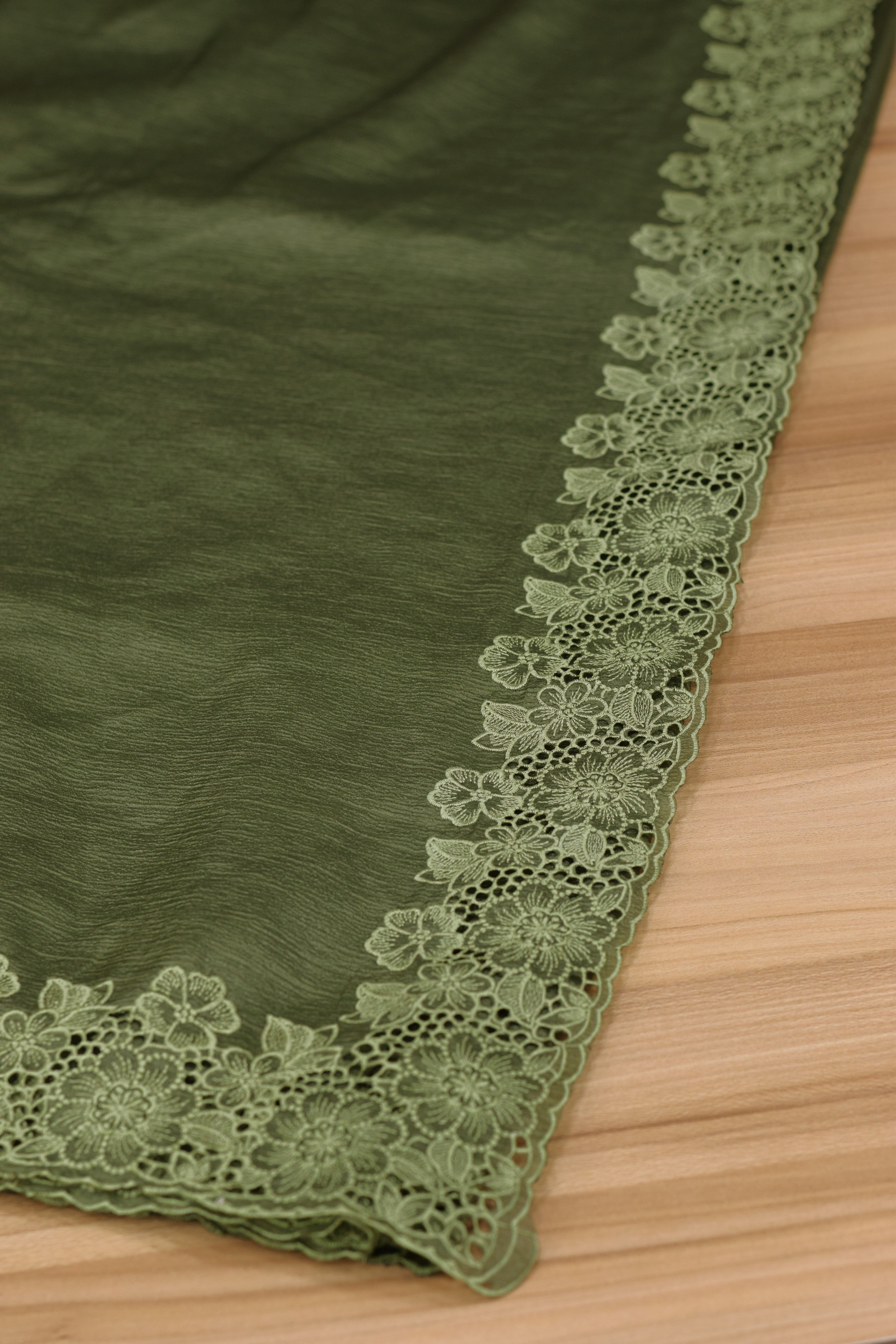 Elegant Crushed Organza Saree with Floral Lace Border – Premium Party & Occasion Wear