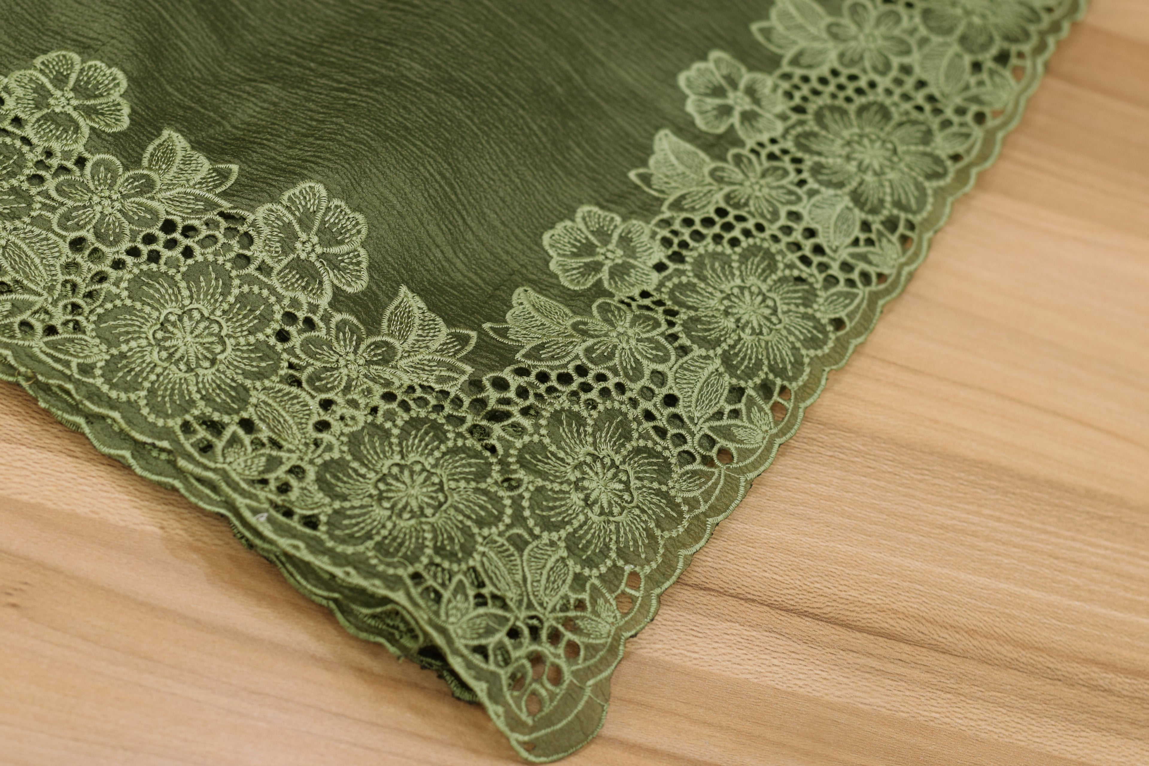 Elegant Crushed Organza Saree with Floral Lace Border – Premium Party & Occasion Wear