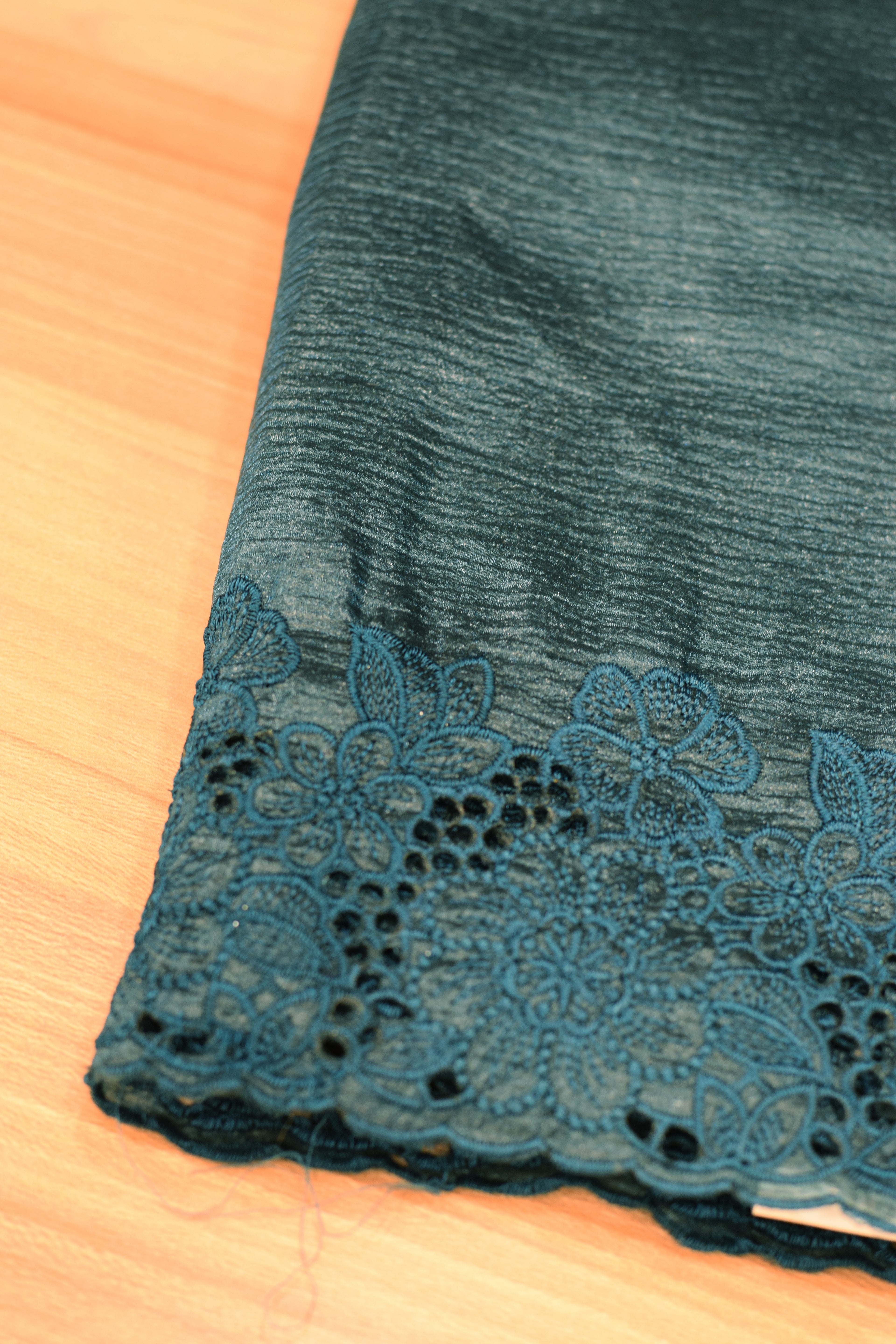 Elegant Crushed Organza Saree with Floral Lace Border – Premium Party & Occasion Wear