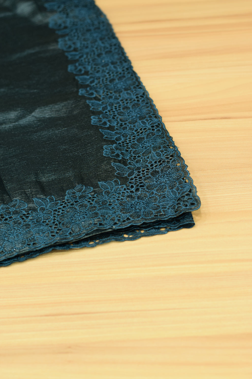 Elegant Crushed Organza Saree with Floral Lace Border – Premium Party & Occasion Wear