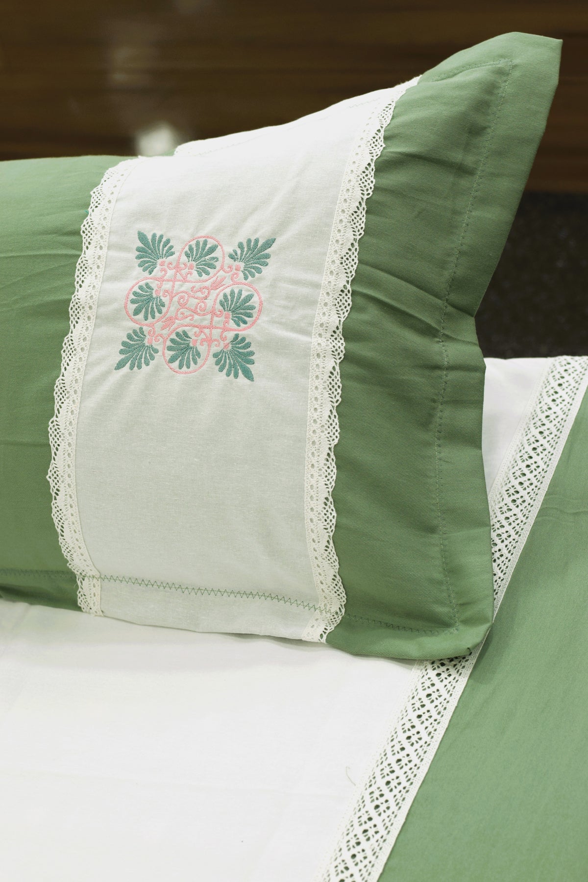 Green Cotton Bedspread with White Floral Panel – 96 × 112 Inches