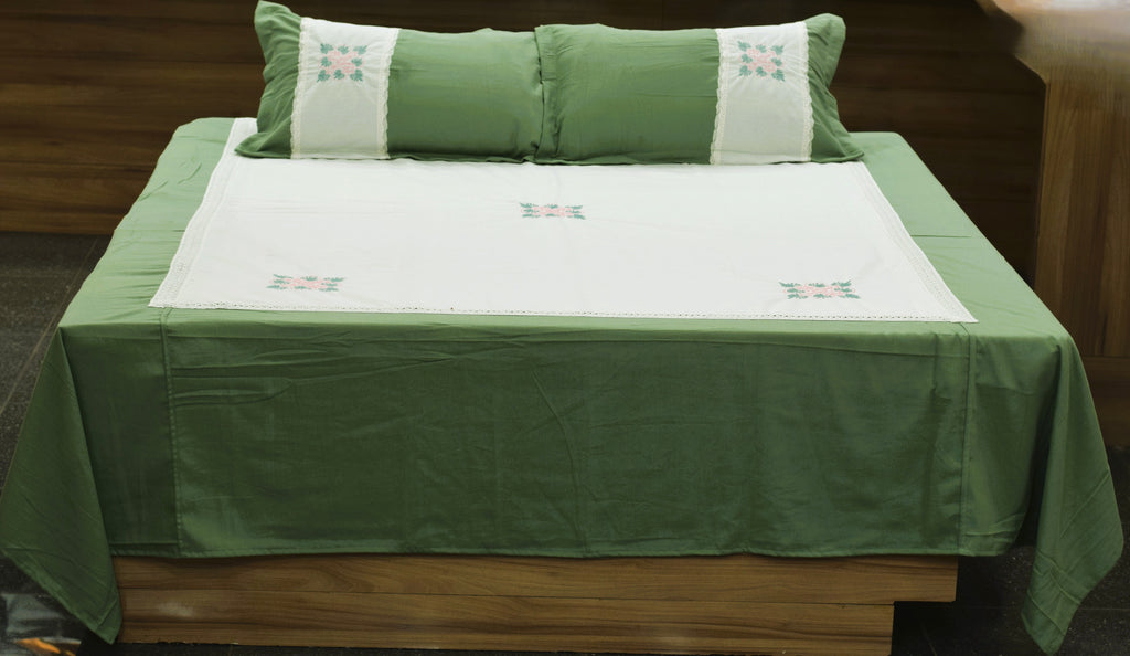 Green Cotton Bedspread with White Floral Panel – 96 × 112 Inches