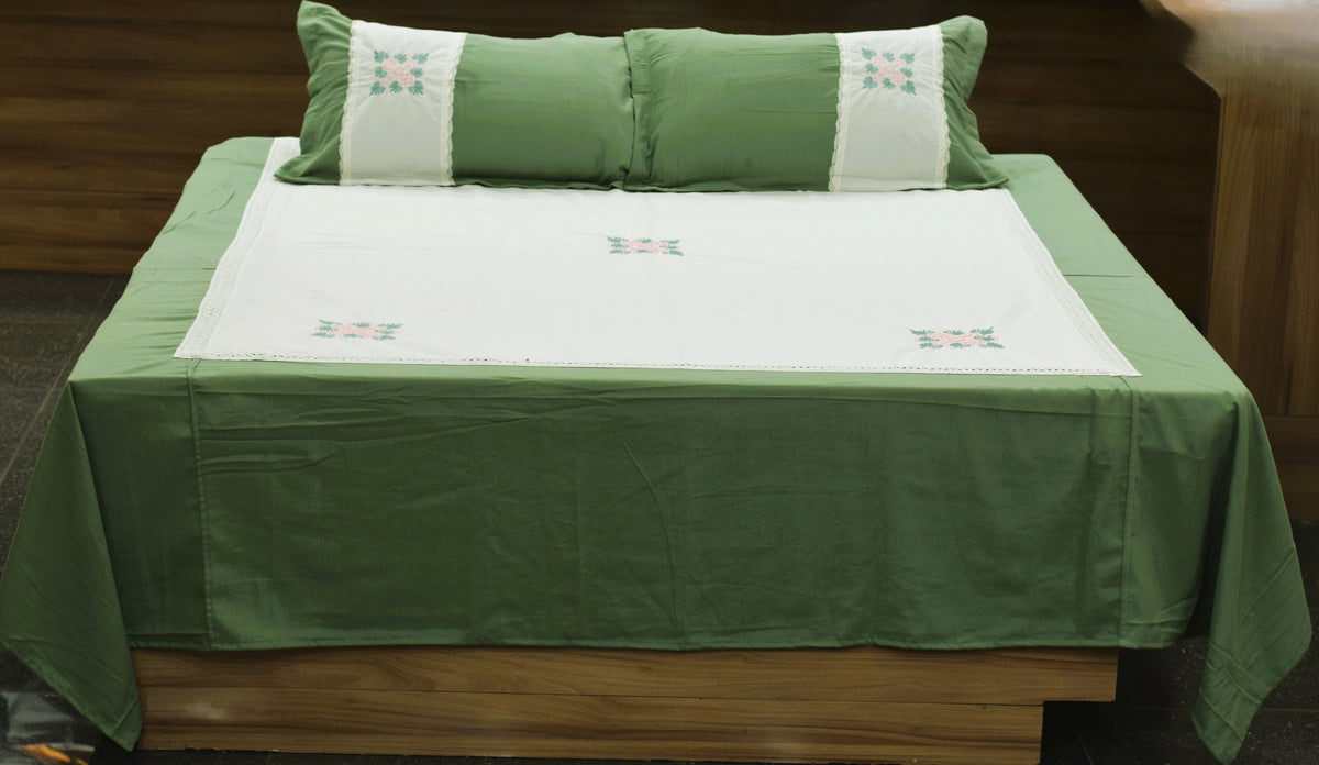 Green Cotton Bedspread with White Floral Panel – 96 × 112 Inches