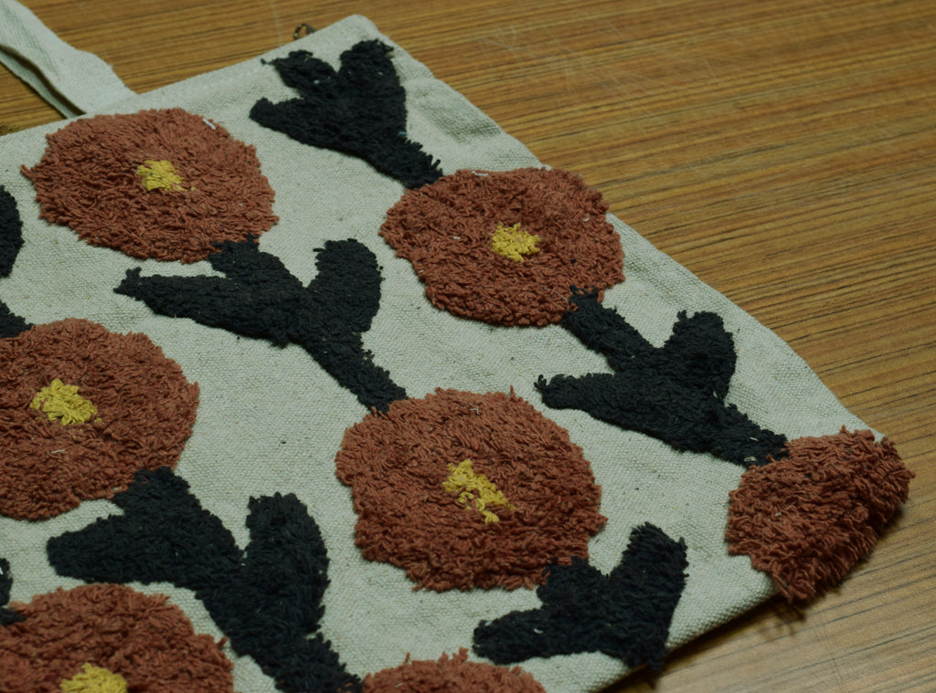 Tufted Floral Canvas Tote Bag – Off-White with Rust & Black Pattern