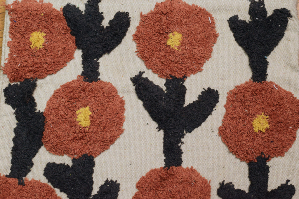Tufted Floral Canvas Tote Bag – Off-White with Rust & Black Pattern