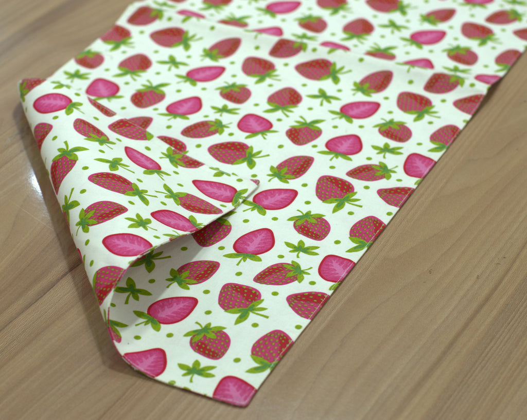 Strawberry Print Cotton Table Runner – 180 × 30 cm | Fresh & Playful Dining Décor