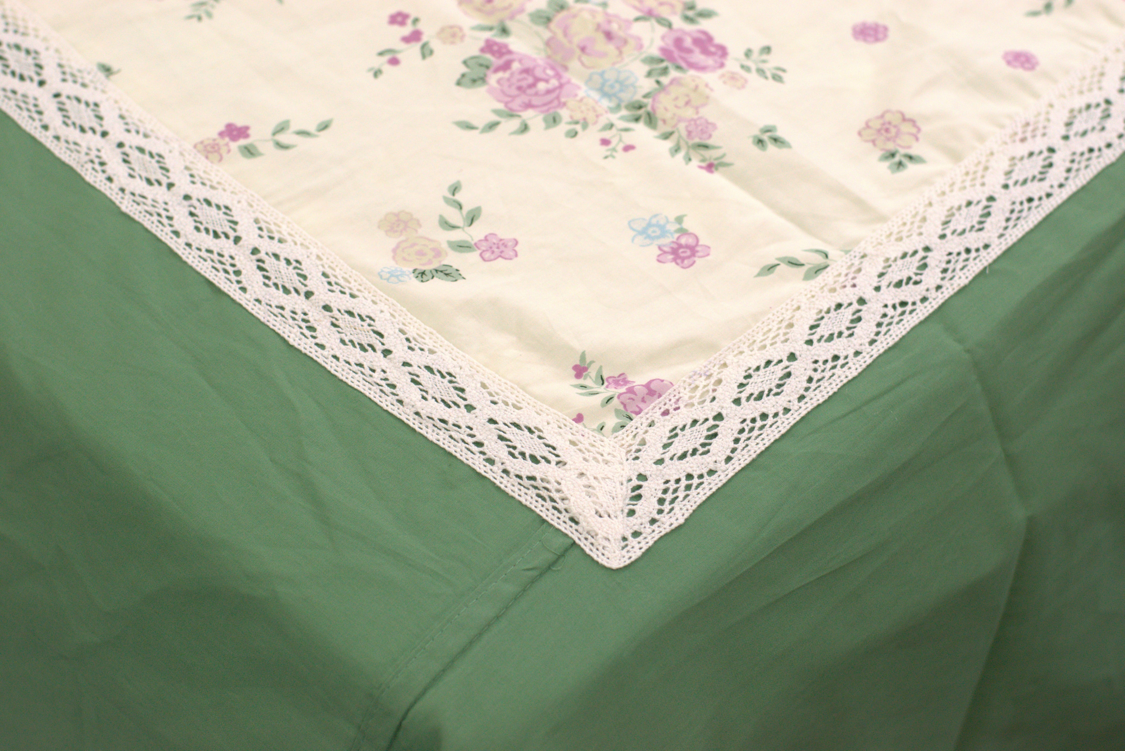 Vintage Floral King Size Bedspread Set – 100" x 100" | Soft  Bed Cover with Matching Pillow Covers
