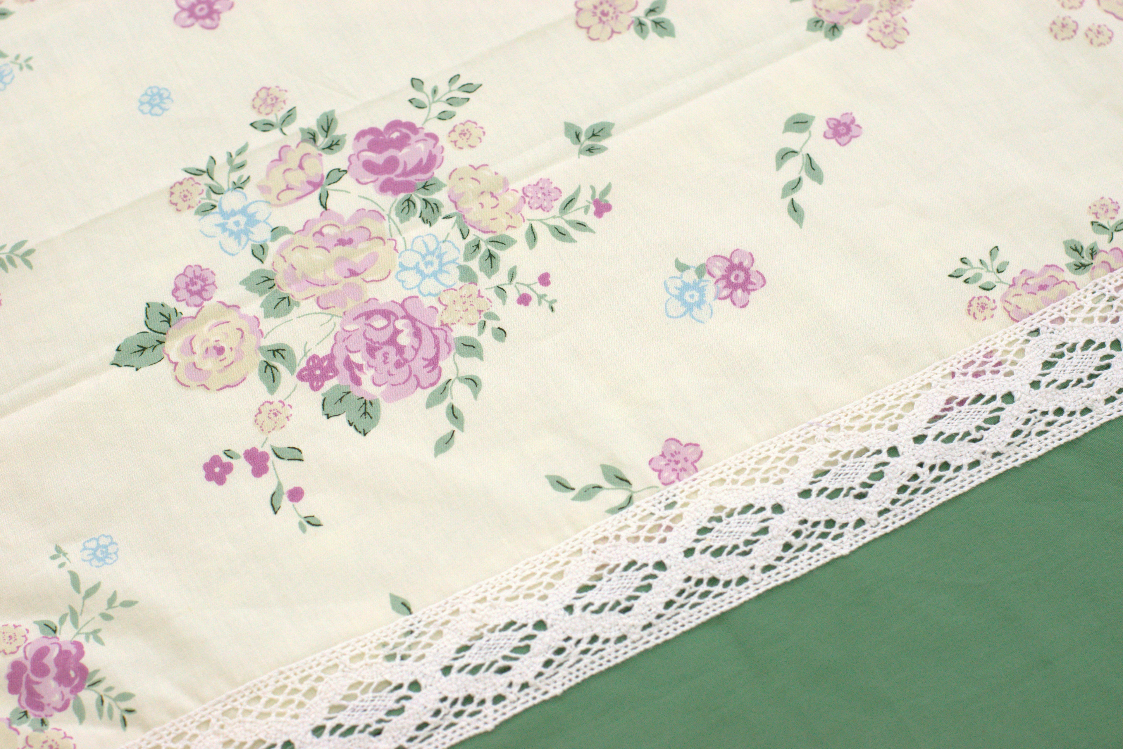 Vintage Floral King Size Bedspread Set – 100" x 100" | Soft  Bed Cover with Matching Pillow Covers