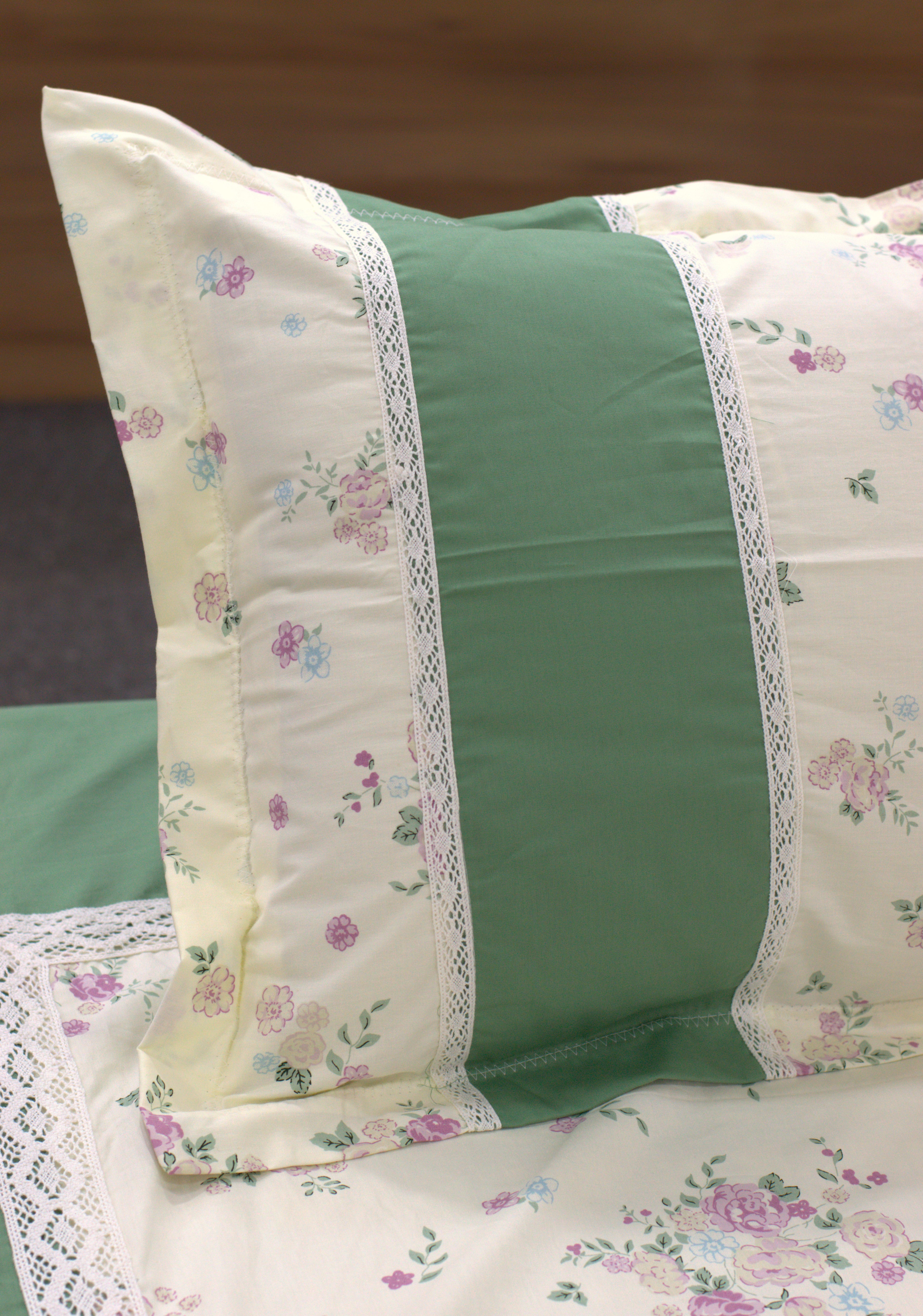 Vintage Floral King Size Bedspread Set – 100" x 100" | Soft  Bed Cover with Matching Pillow Covers