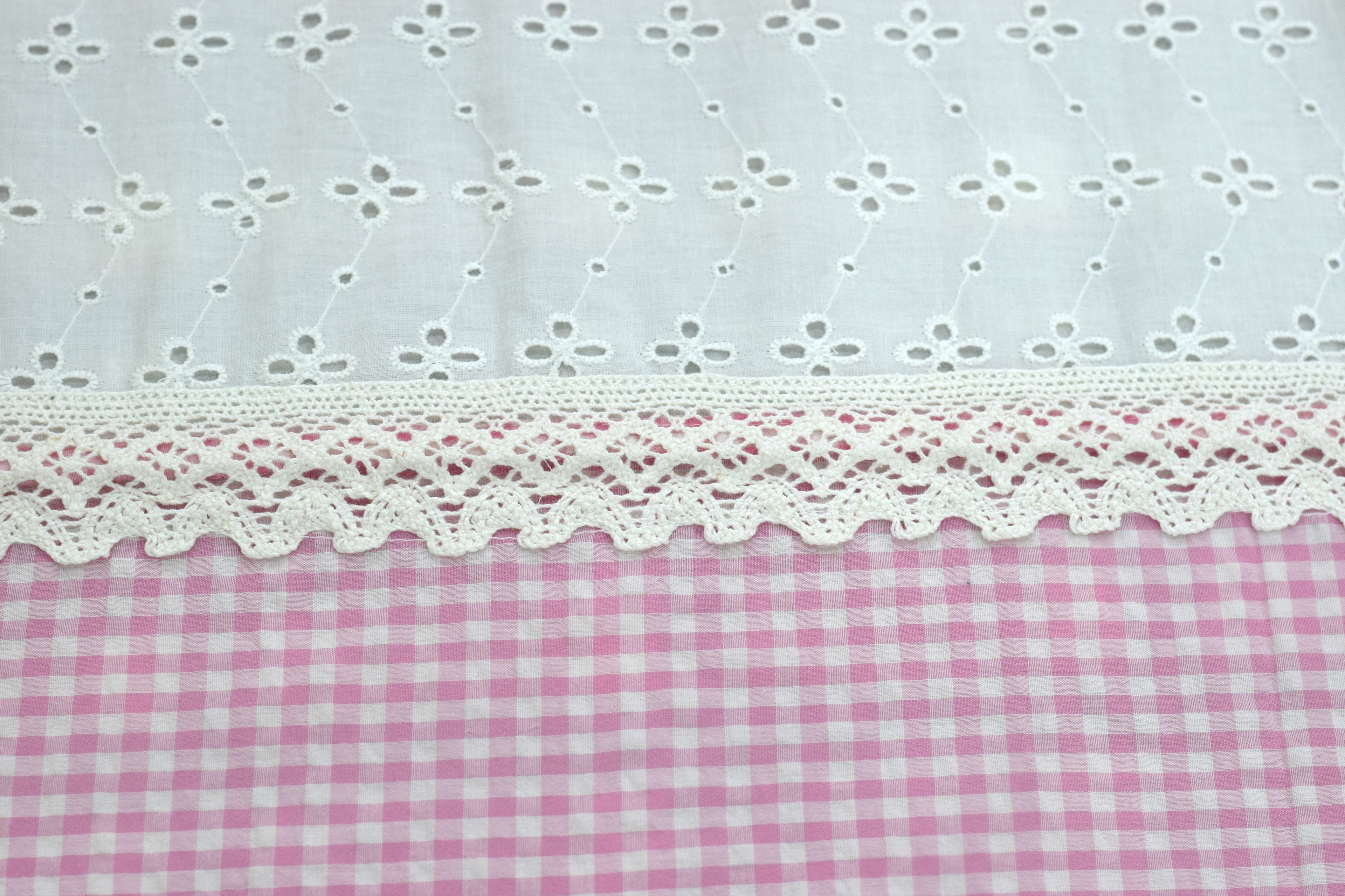 King Size Cotton Bed Sheet Set – Pink Checkered Design with Contrast Border & Pillow Covers