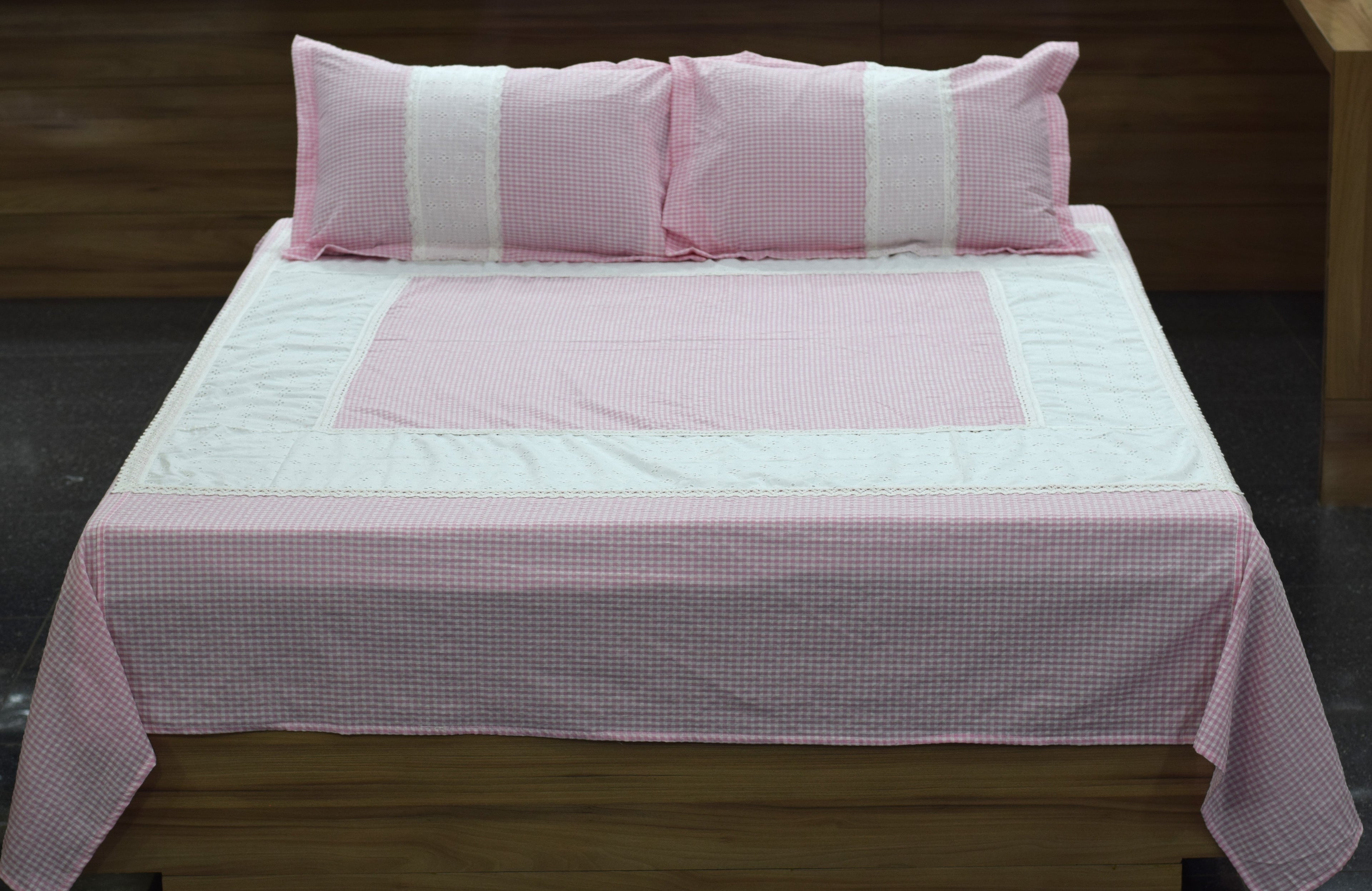King Size Cotton Bed Sheet Set – Pink Checkered Design with Contrast Border & Pillow Covers