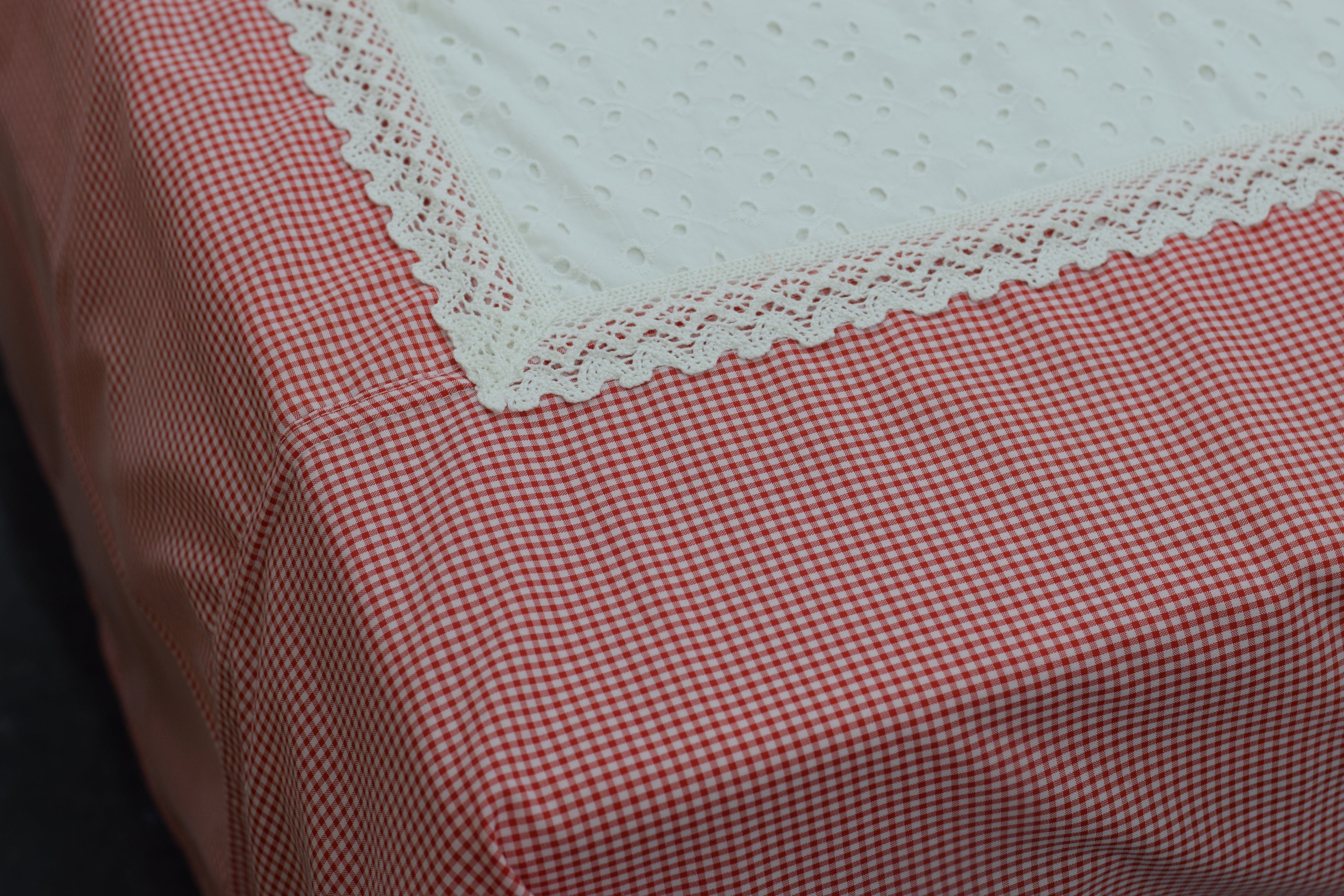 Elegant Pink & White King Size Bedsheet Set with Pillow Covers