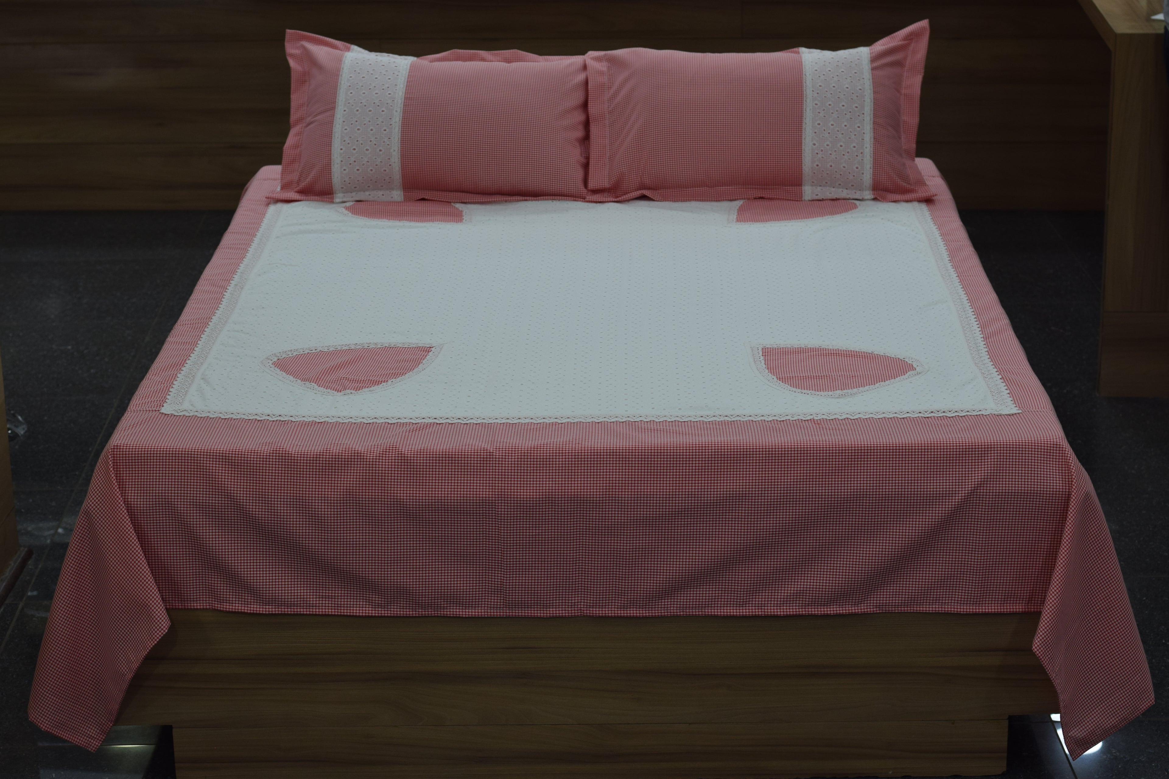 Elegant Pink & White King Size Bedsheet Set with Pillow Covers