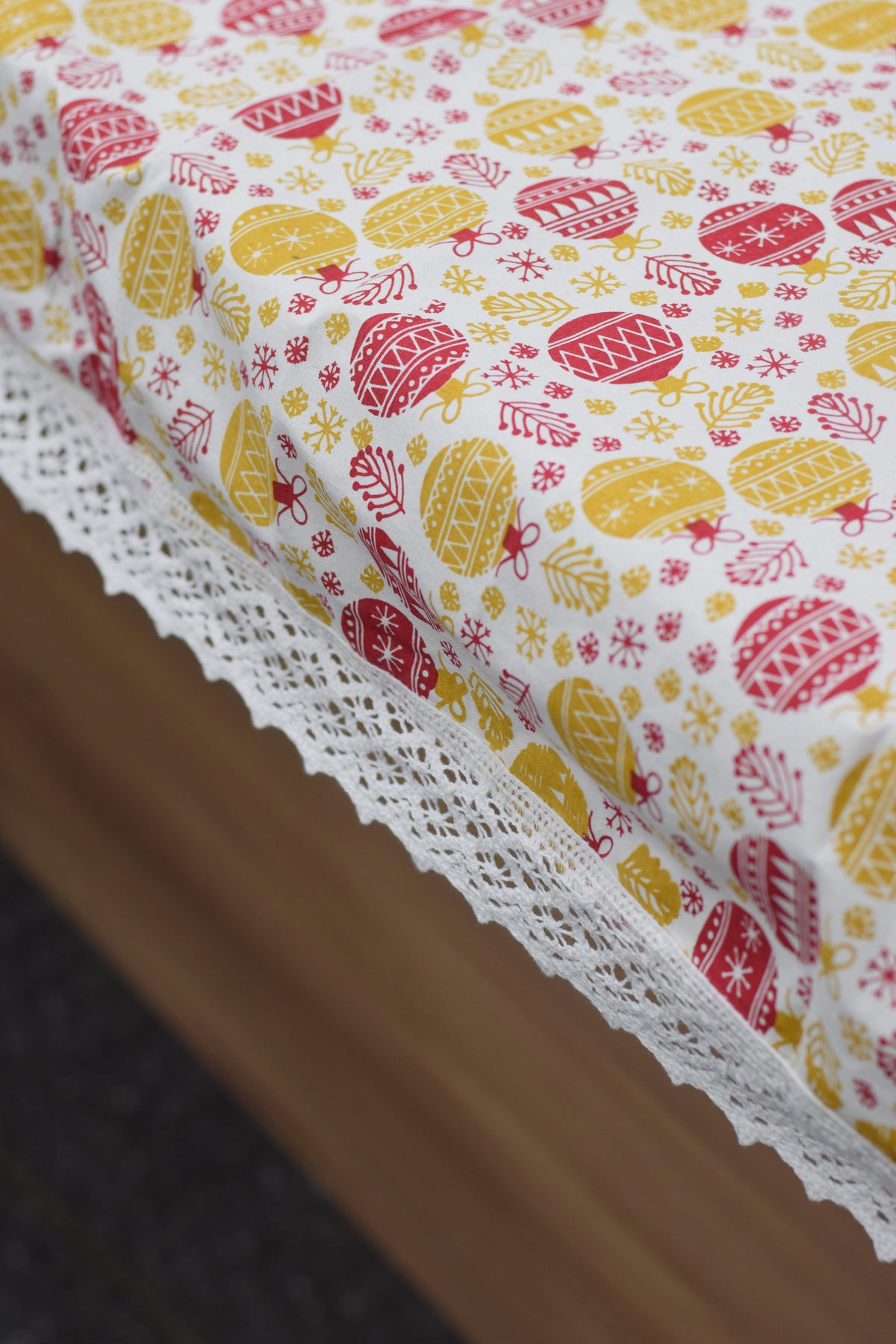 Festive Red &Yellow Christmas Print Tablecloth with White Lace – Nushio by Pulpel