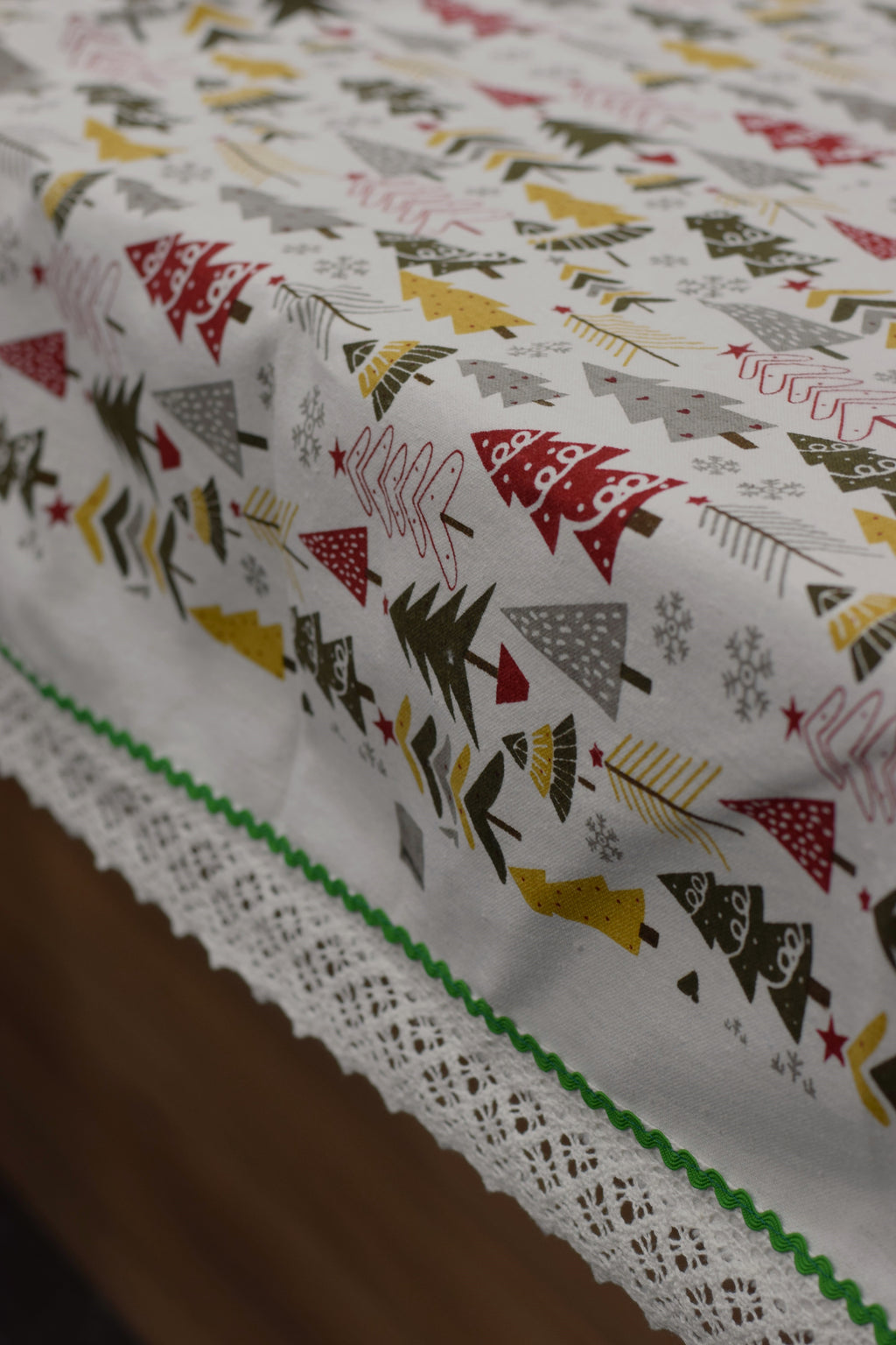 Christmas Tree Printed Table Cloth with Green Border & Lace Trim – Nushio by Pulpel