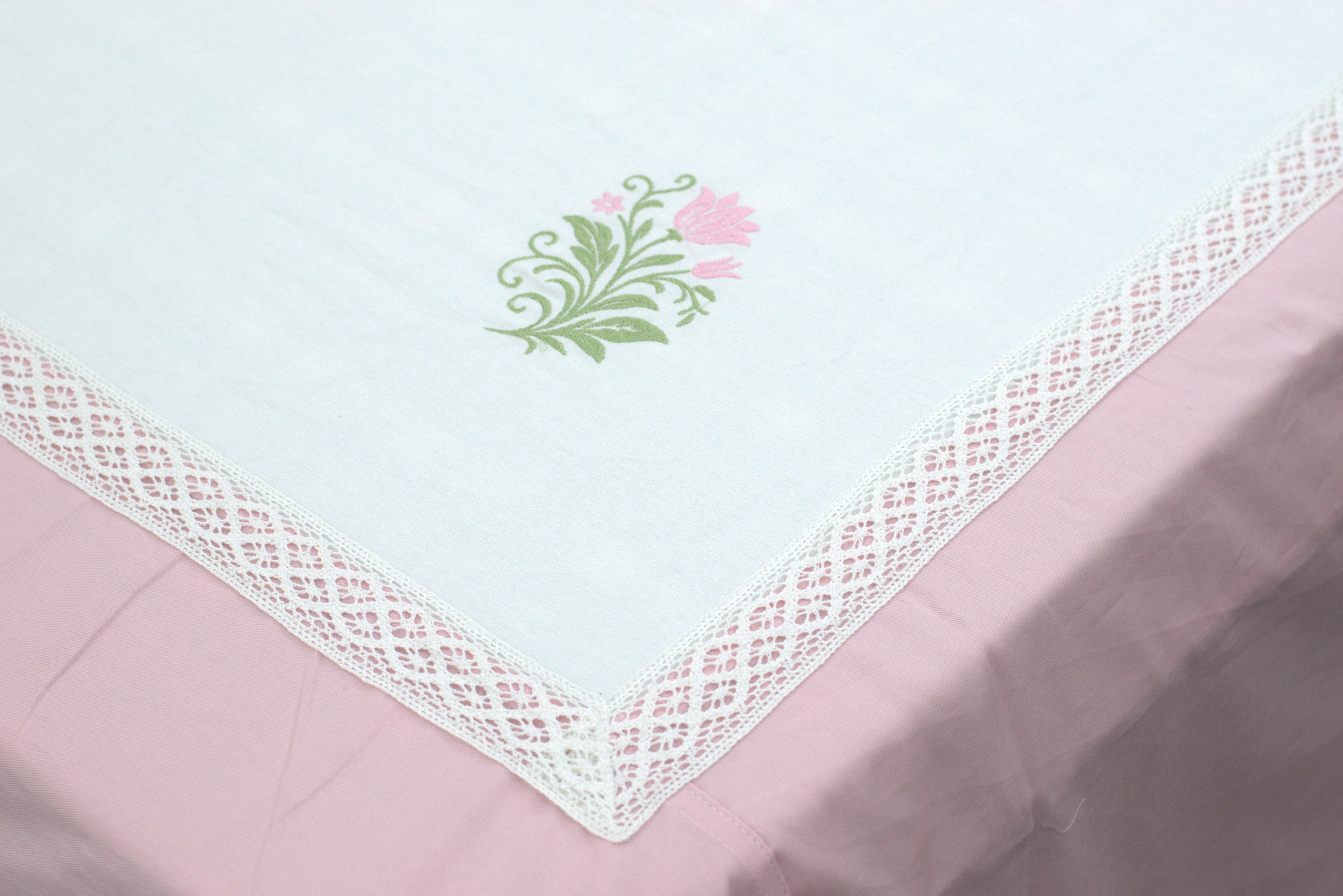 King Size Cotton Bed Sheet with Elegant Floral Center Design – Soft Pink