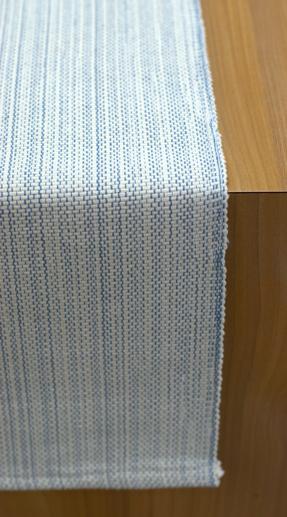 Elegant Blue & White Textured Table Runner – 2.10 M x 40 cm
