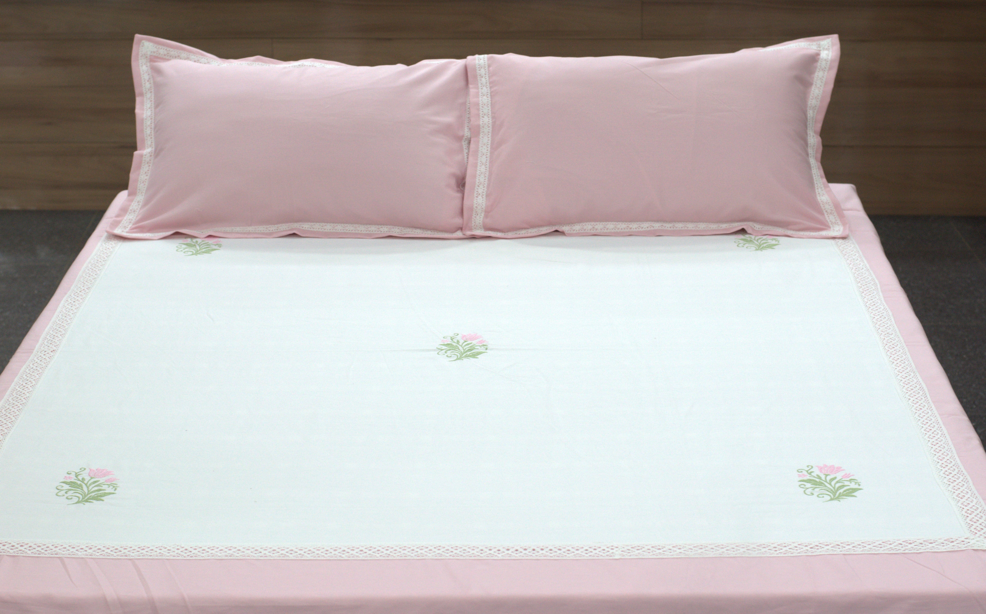 King Size Cotton Bed Sheet with Elegant Floral Center Design – Soft Pink