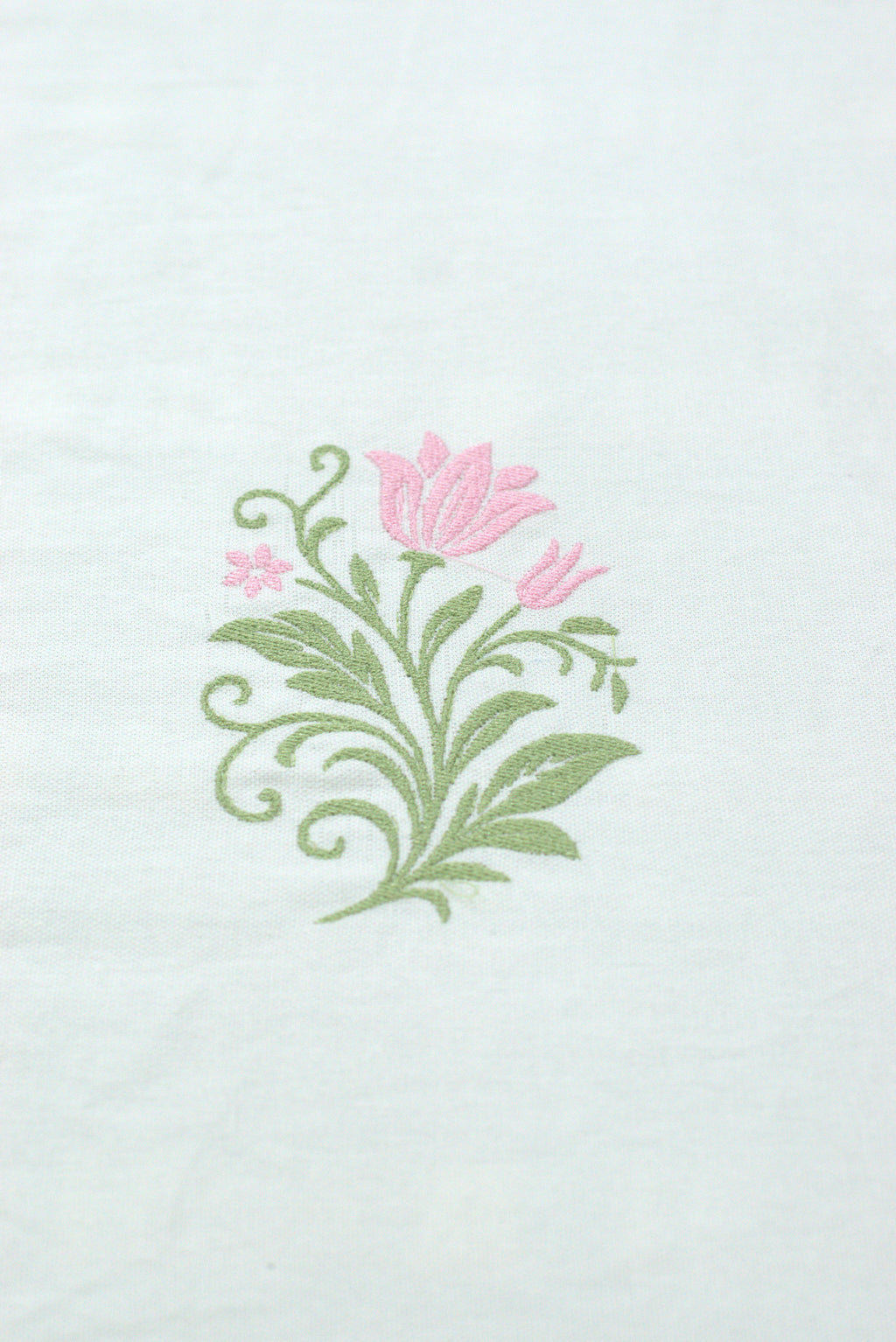 King Size Cotton Bed Sheet with Elegant Floral Center Design – Soft Pink