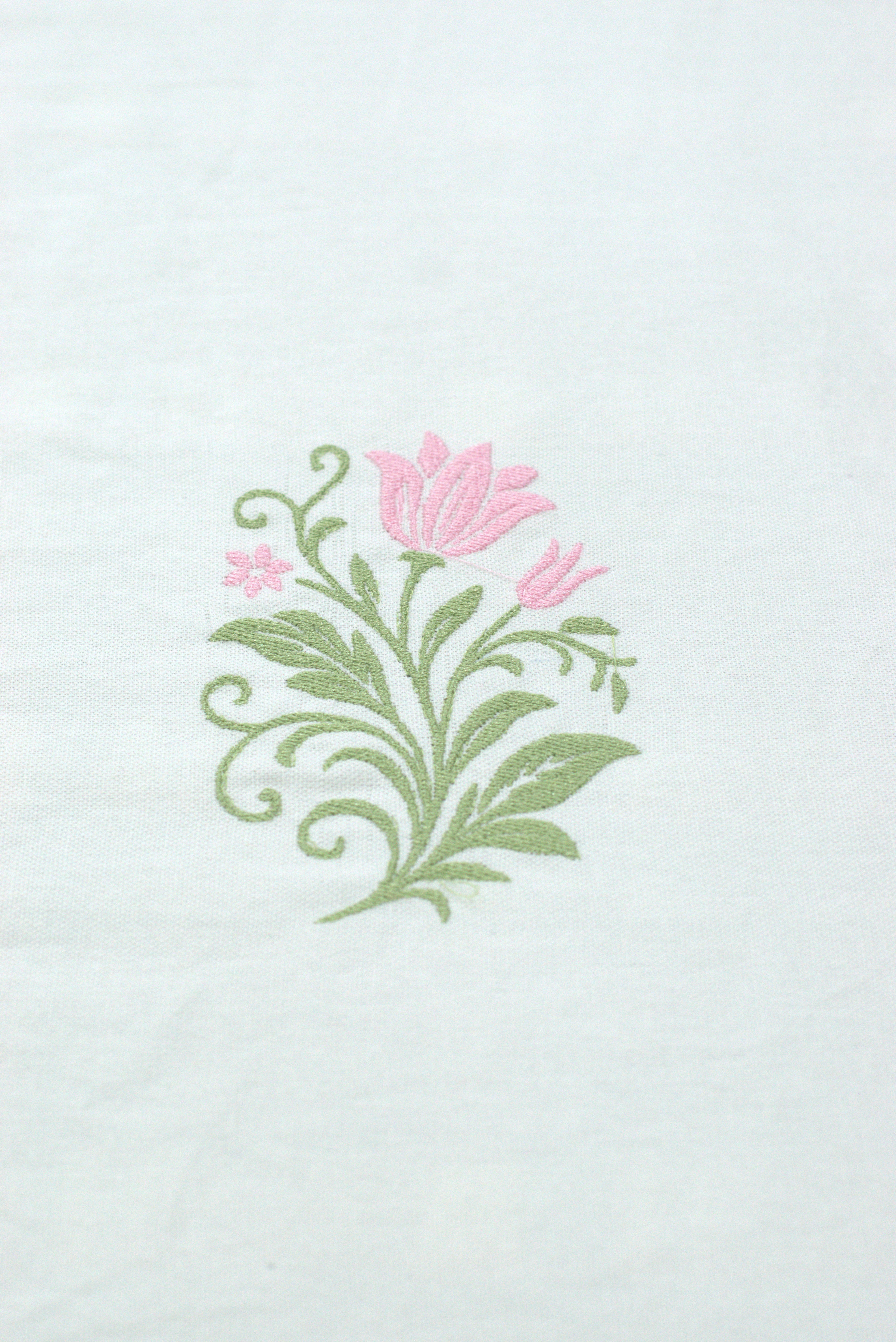 King Size Cotton Bed Sheet with Elegant Floral Center Design – Soft Pink
