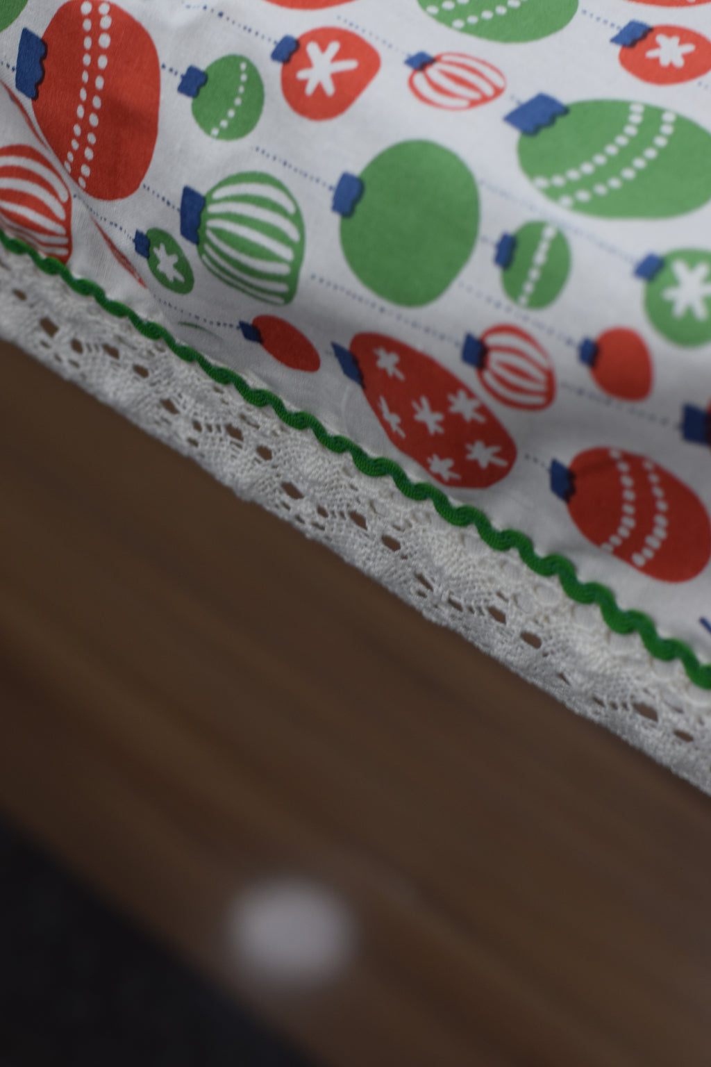 Festive Christmas Bauble Printed Cotton Table Cover with Lace Trim – Nushio by Pulpel