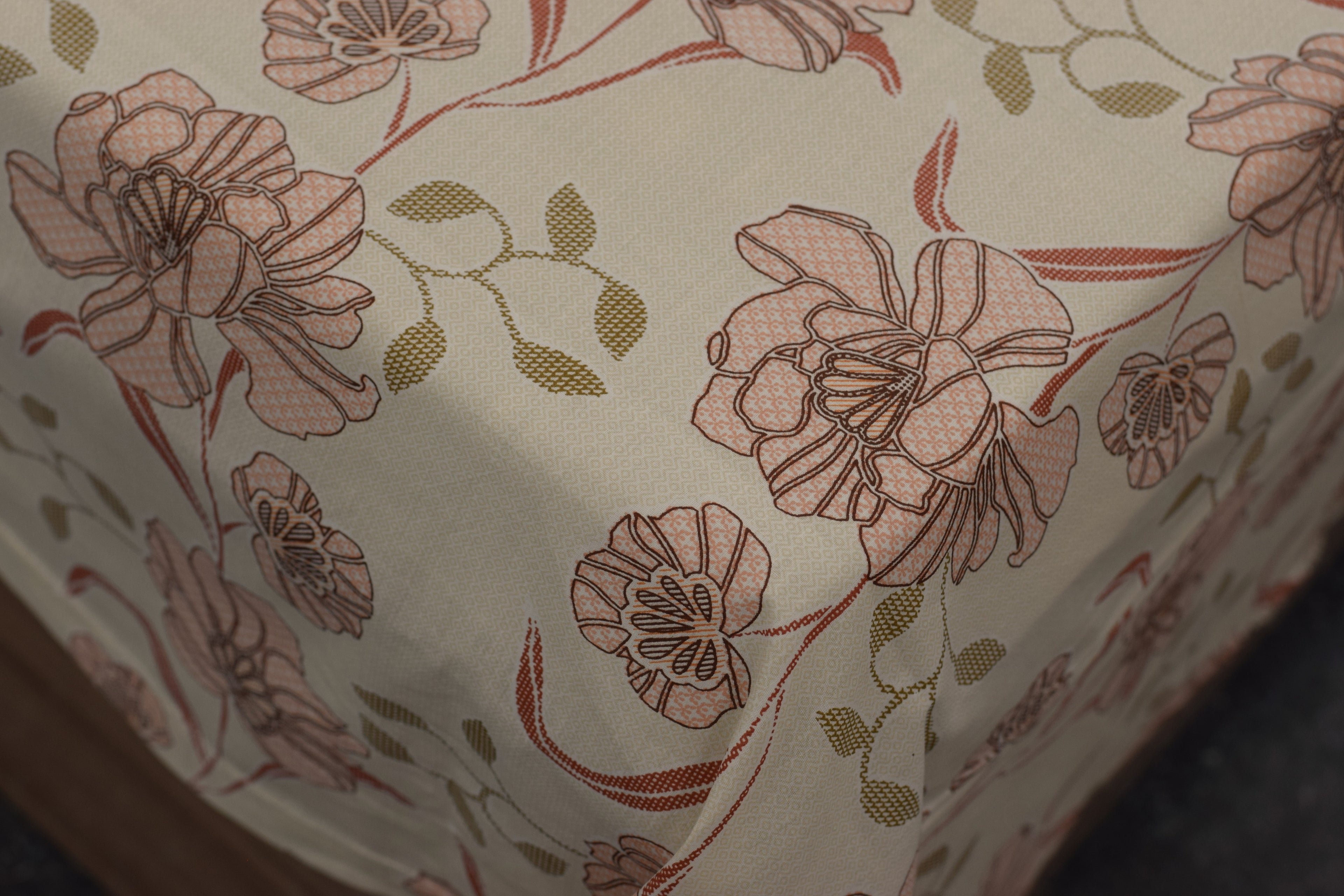 Queen Size Floral Printed Bedsheet with 2 Pillow Covers – Soft Cotton Blend | Elegant Beige & Pink