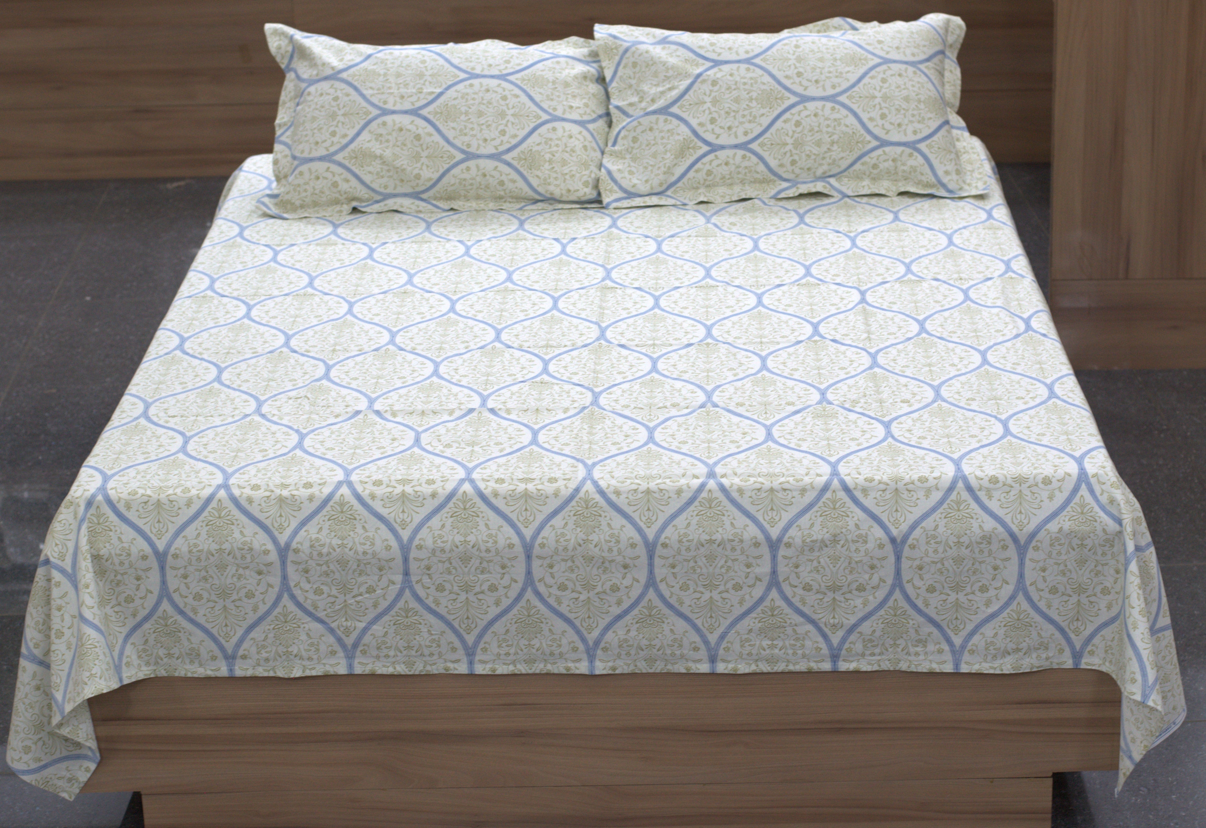 Geometric Print Queen Size Bedsheet with 2 Pillow Covers