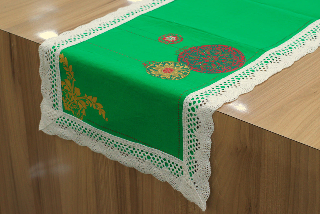 Green Decorative Table Runner with White Lace Border and Floral Design – 145 × 35 cm