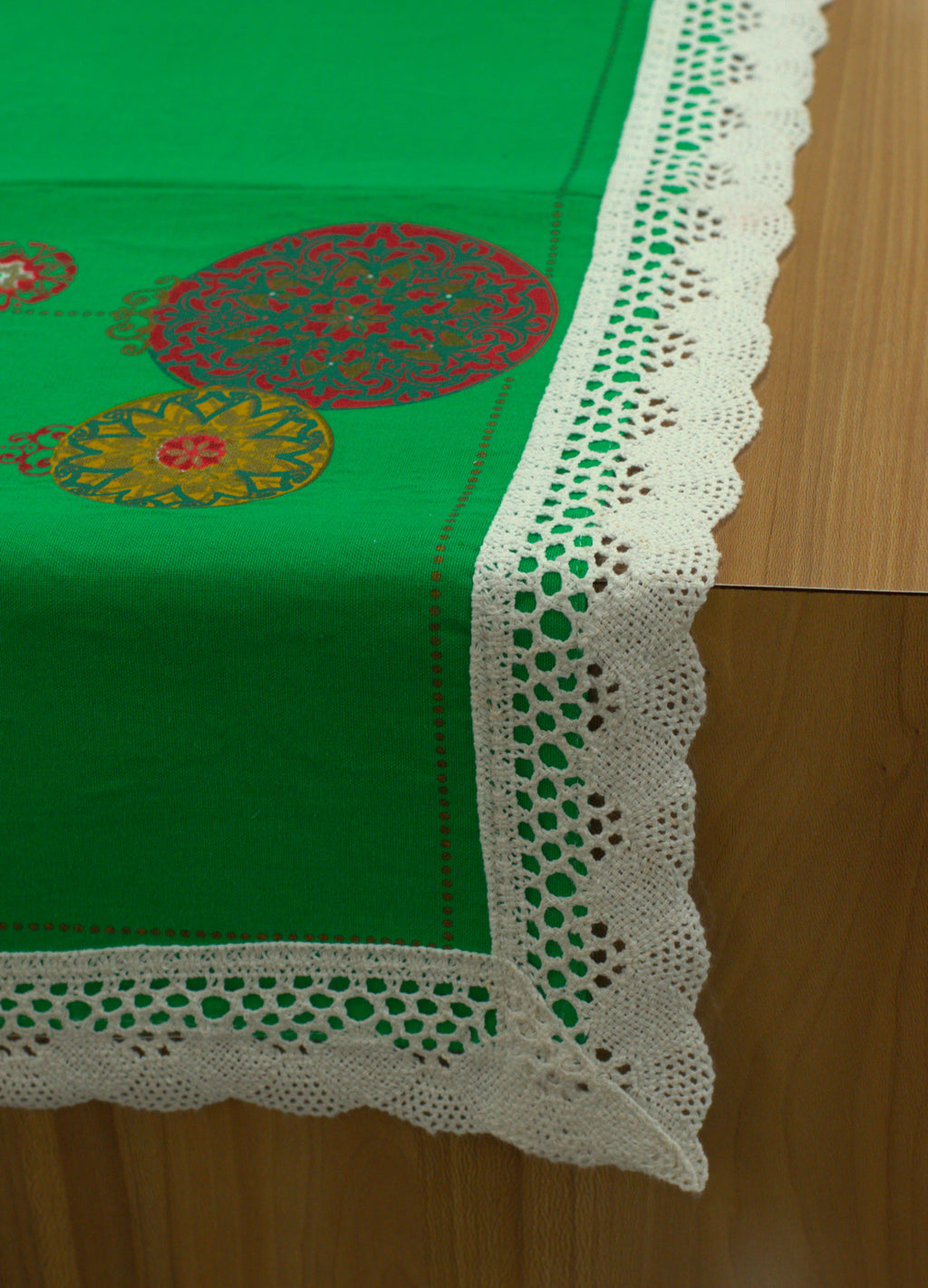Green Decorative Table Runner with White Lace Border and Floral Design – 145 × 35 cm