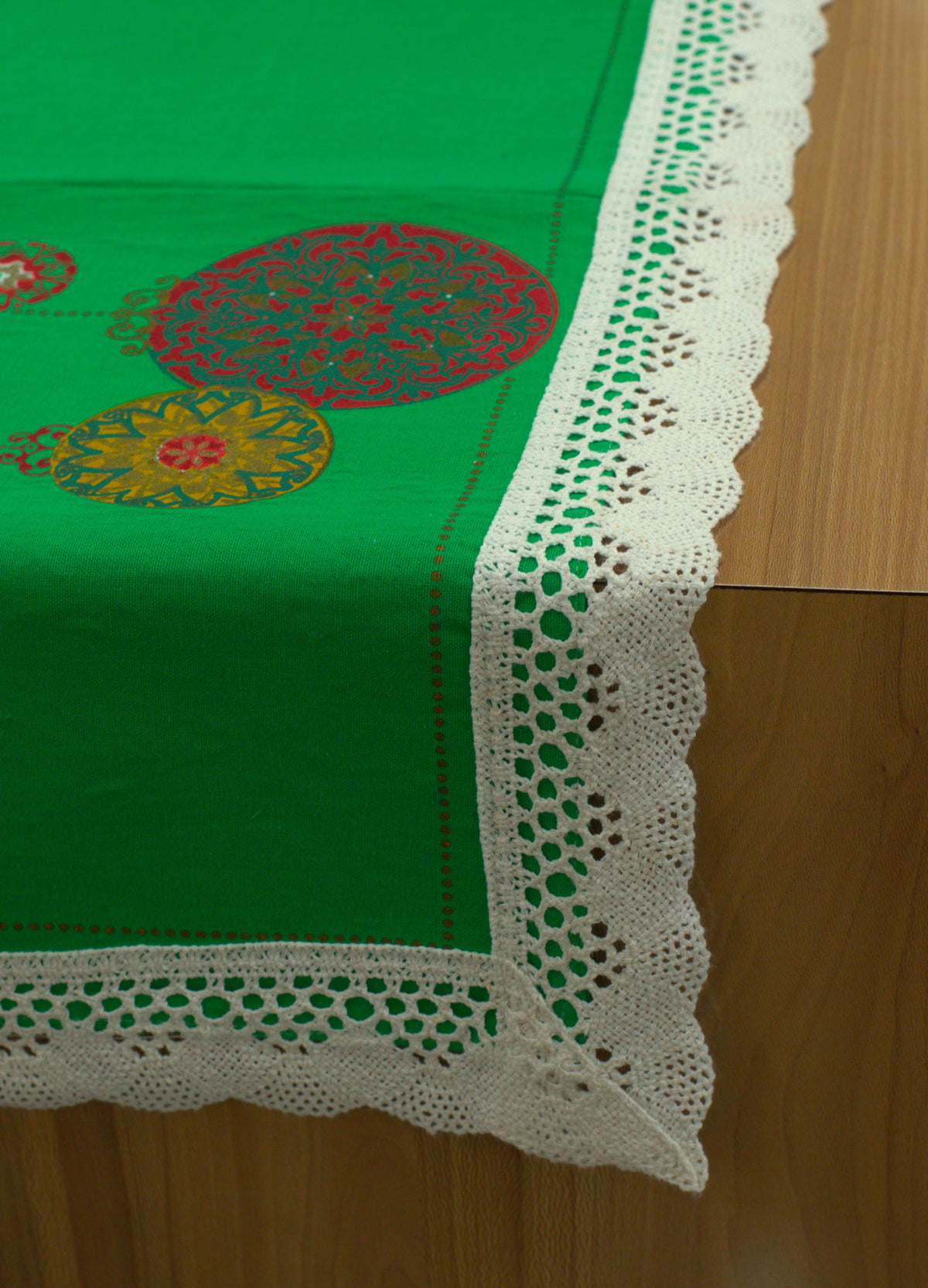 Green Decorative Table Runner with White Lace Border and Floral Design – 145 × 35 cm