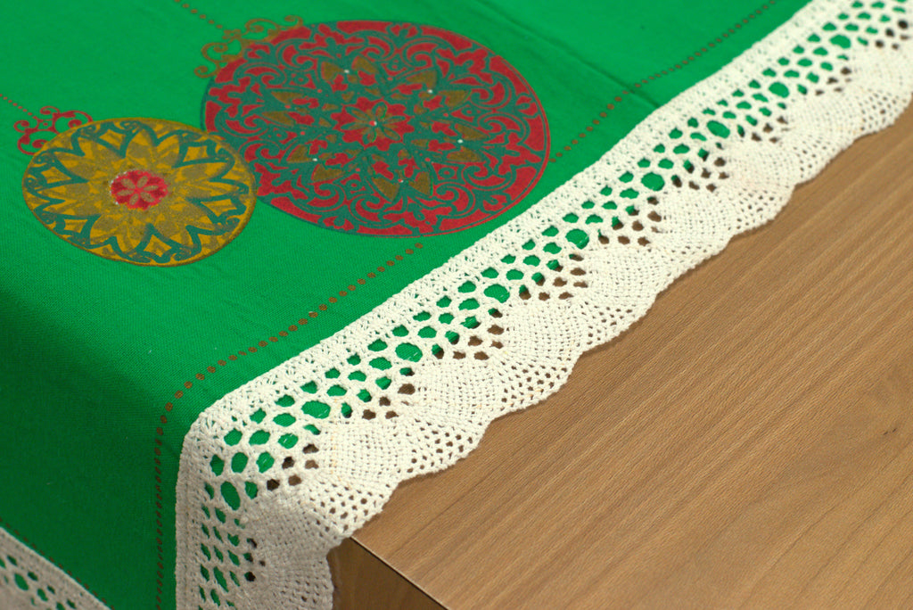 Green Decorative Table Runner with White Lace Border and Floral Design – 145 × 35 cm