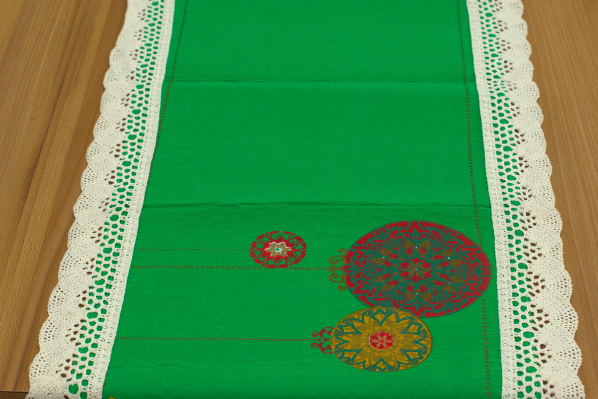 Green Decorative Table Runner with White Lace Border and Floral Design – 145 × 35 cm