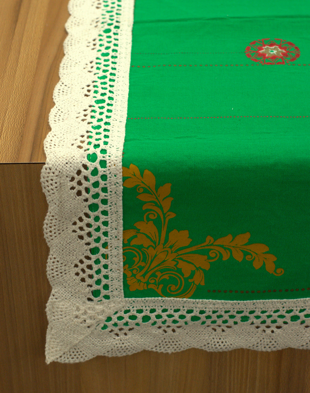 Green Decorative Table Runner with White Lace Border and Floral Design – 145 × 35 cm