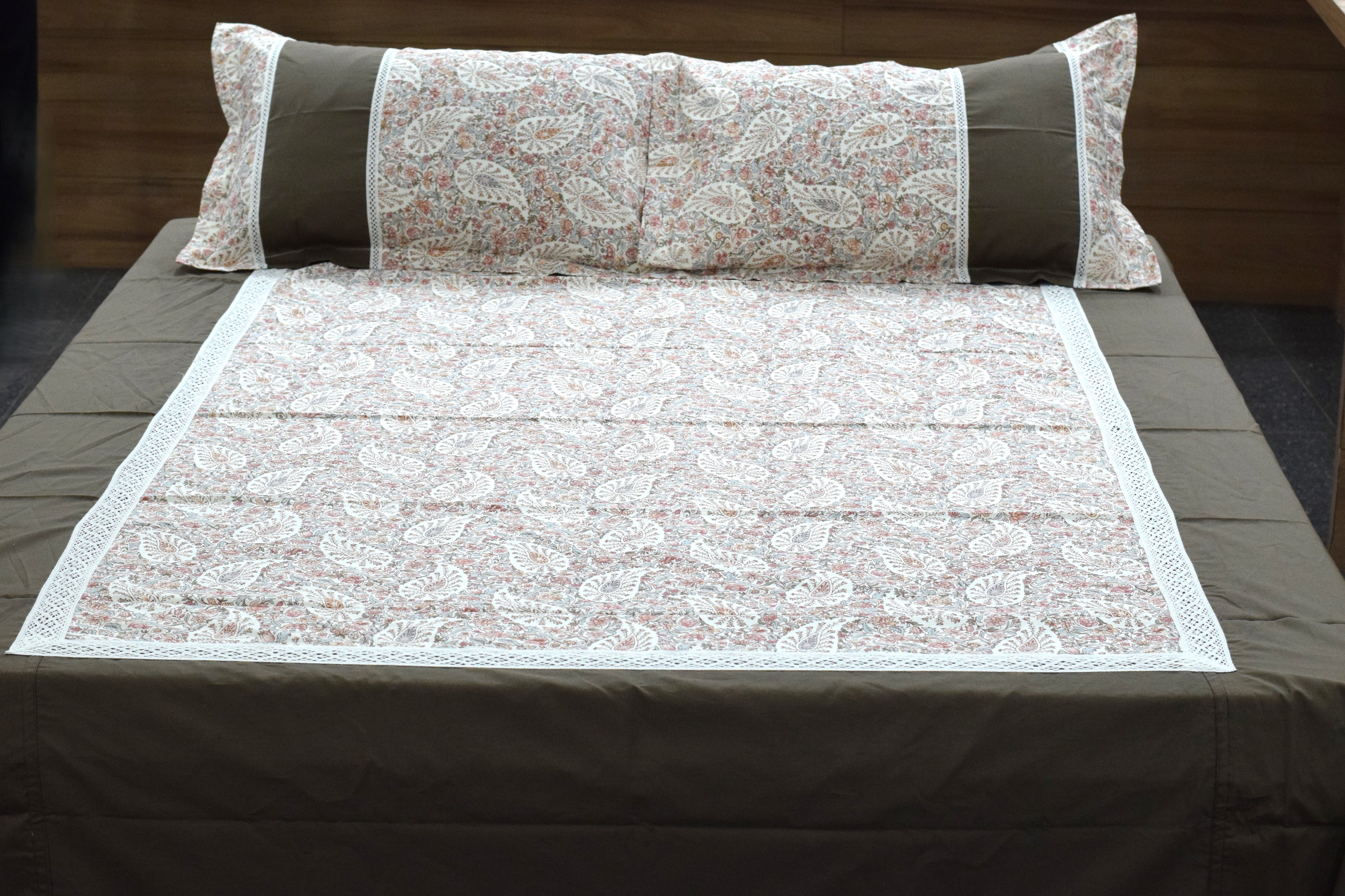 Premium Floral Printed Bed Spread with Lace Border – 86 x 102 Inches | Soft & Elegant Bedroom Bedding