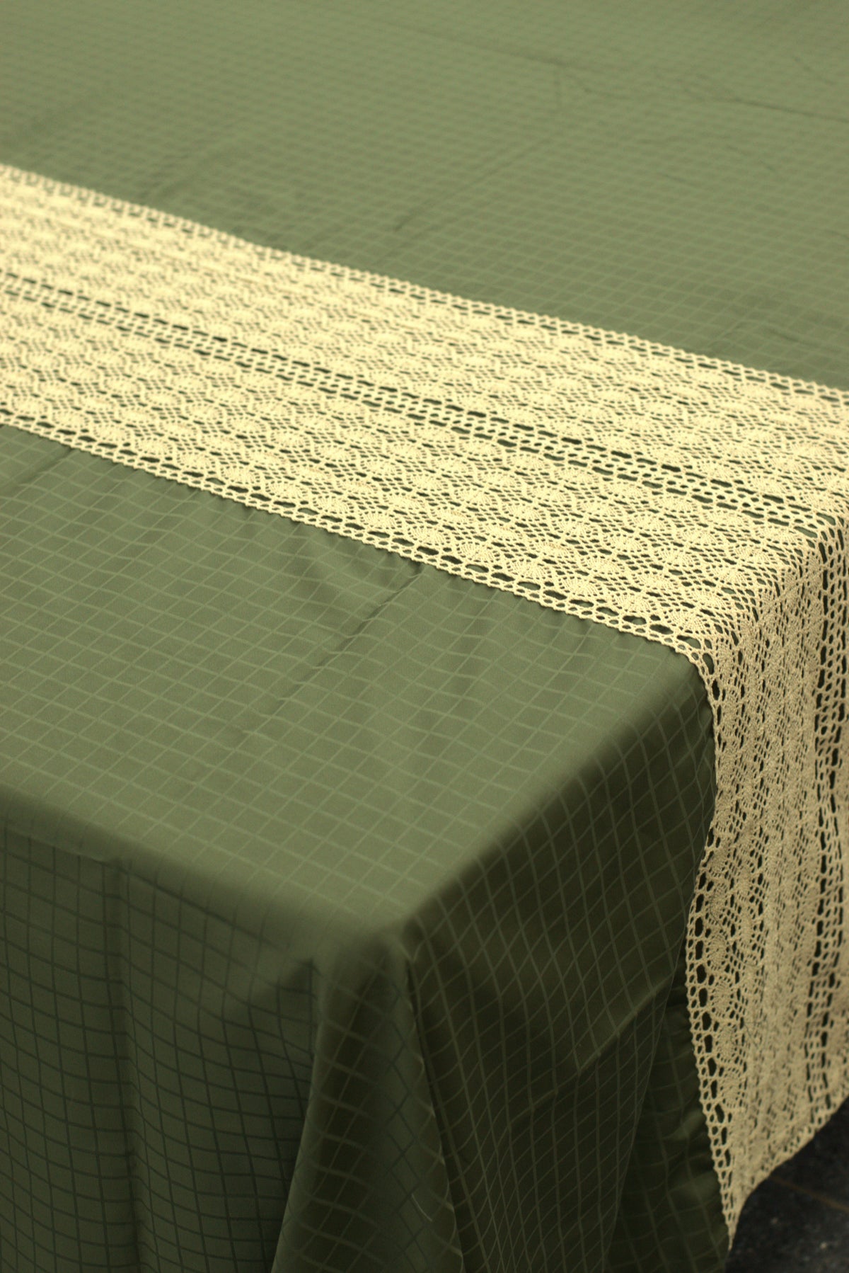Cotton Blend Bedspread with Elegant Cream Lace Border – 100 × 116 Inches