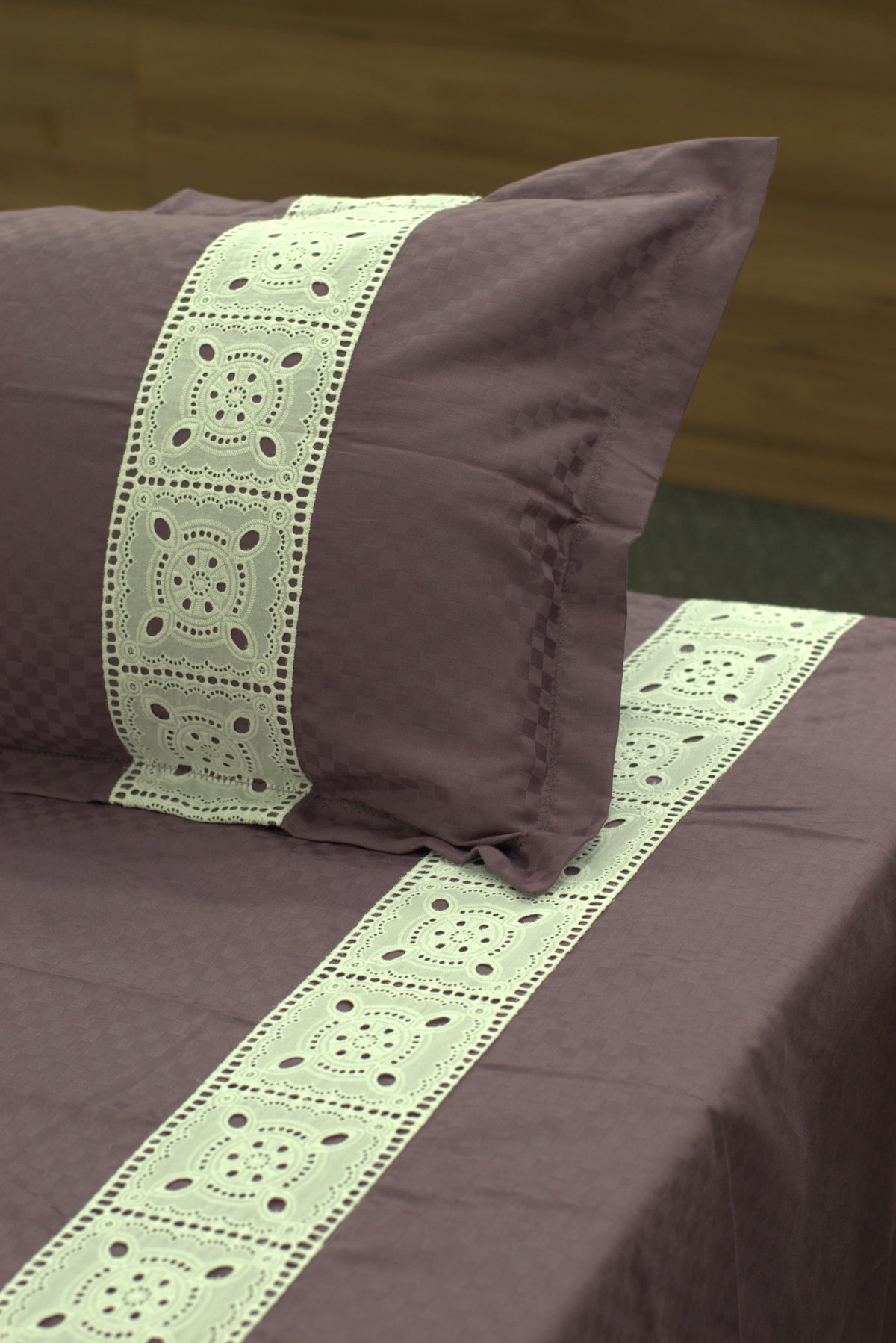 Cotton Blend Bedspread with Elegant Cream Lace Design – 102 × 114 Inches