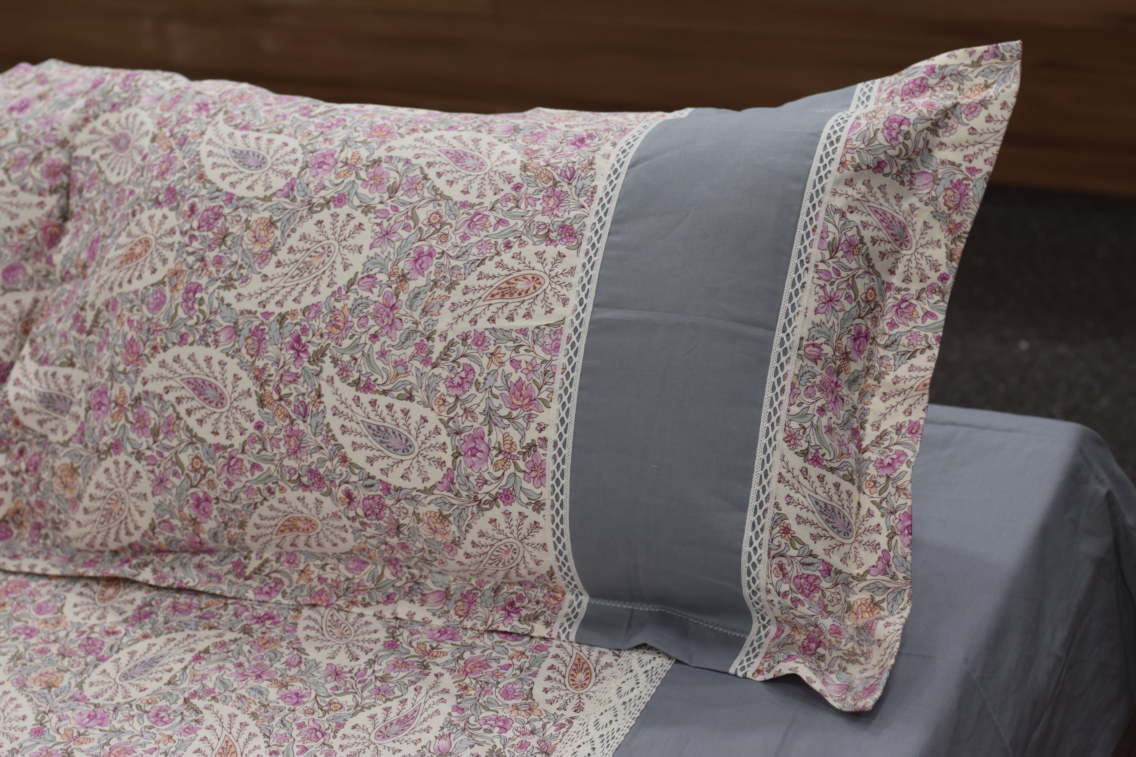 Elegant Paisley Floral King Size Bedspread Set with Pillow Covers – Grey & Pink Cotton Blend Bedding