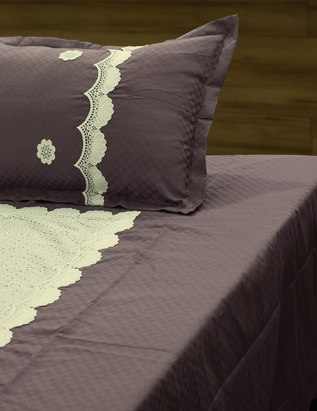 Elegant Mauve Cotton Blend Bedspread with Cream Decorative Center & Pillow Covers – 104 × 114 Inches