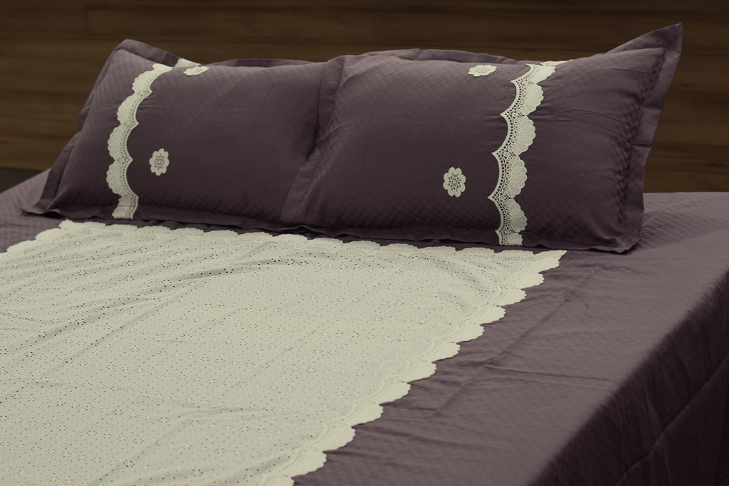Elegant Mauve Cotton Blend Bedspread with Cream Decorative Center & Pillow Covers – 104 × 114 Inches