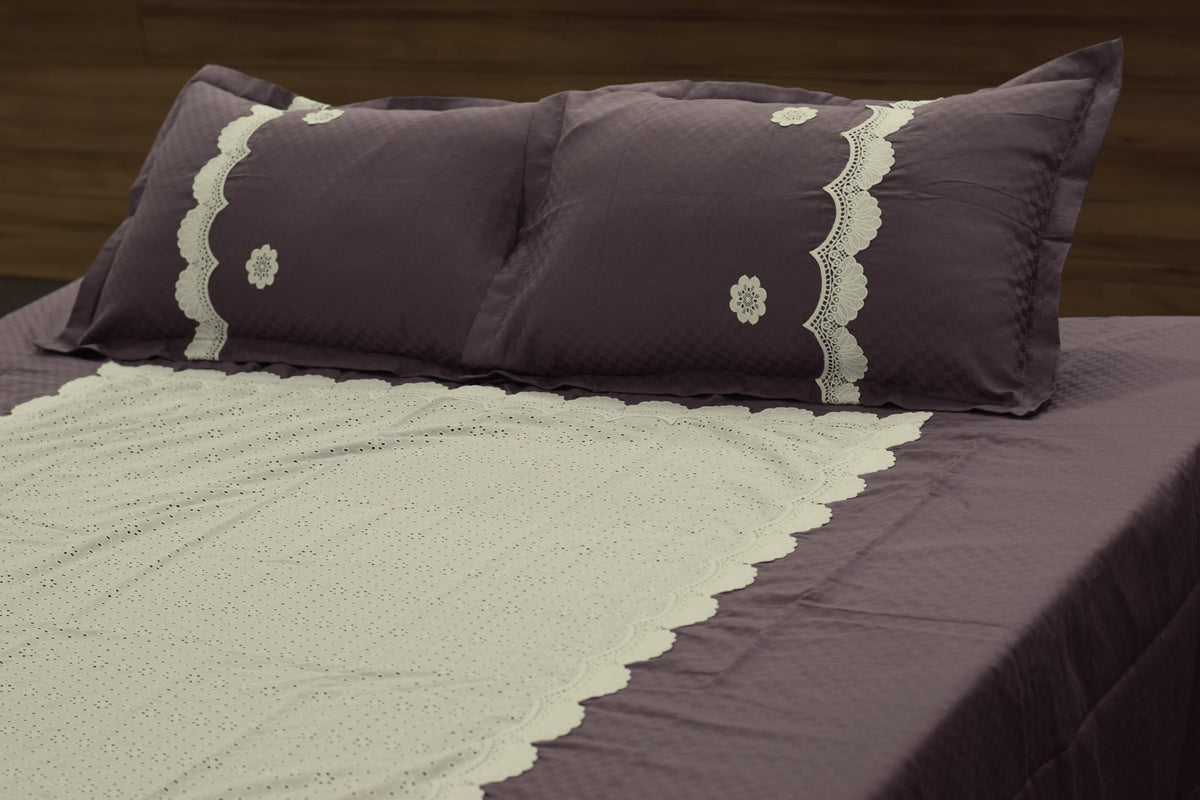 Elegant Mauve Cotton Blend Bedspread with Cream Decorative Center & Pillow Covers – 104 × 114 Inches