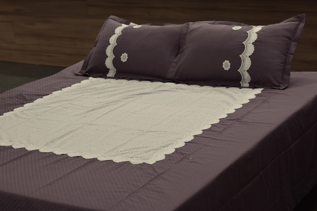Elegant Mauve Cotton Blend Bedspread with Cream Decorative Center & Pillow Covers – 104 × 114 Inches