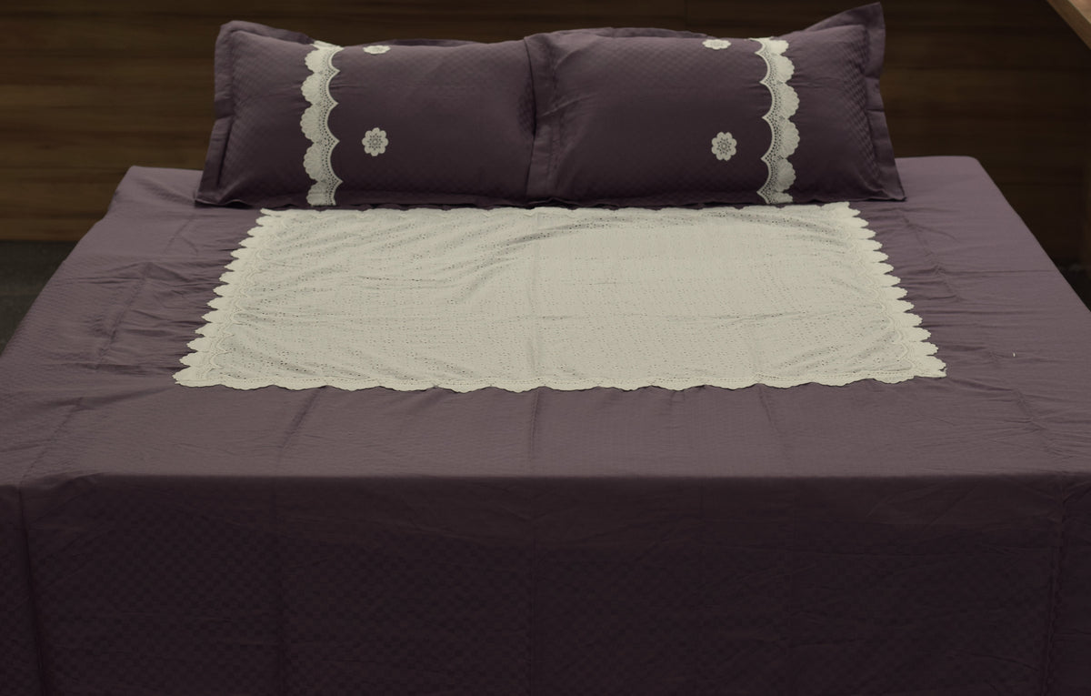 Elegant Mauve Cotton Blend Bedspread with Cream Decorative Center & Pillow Covers – 104 × 114 Inches